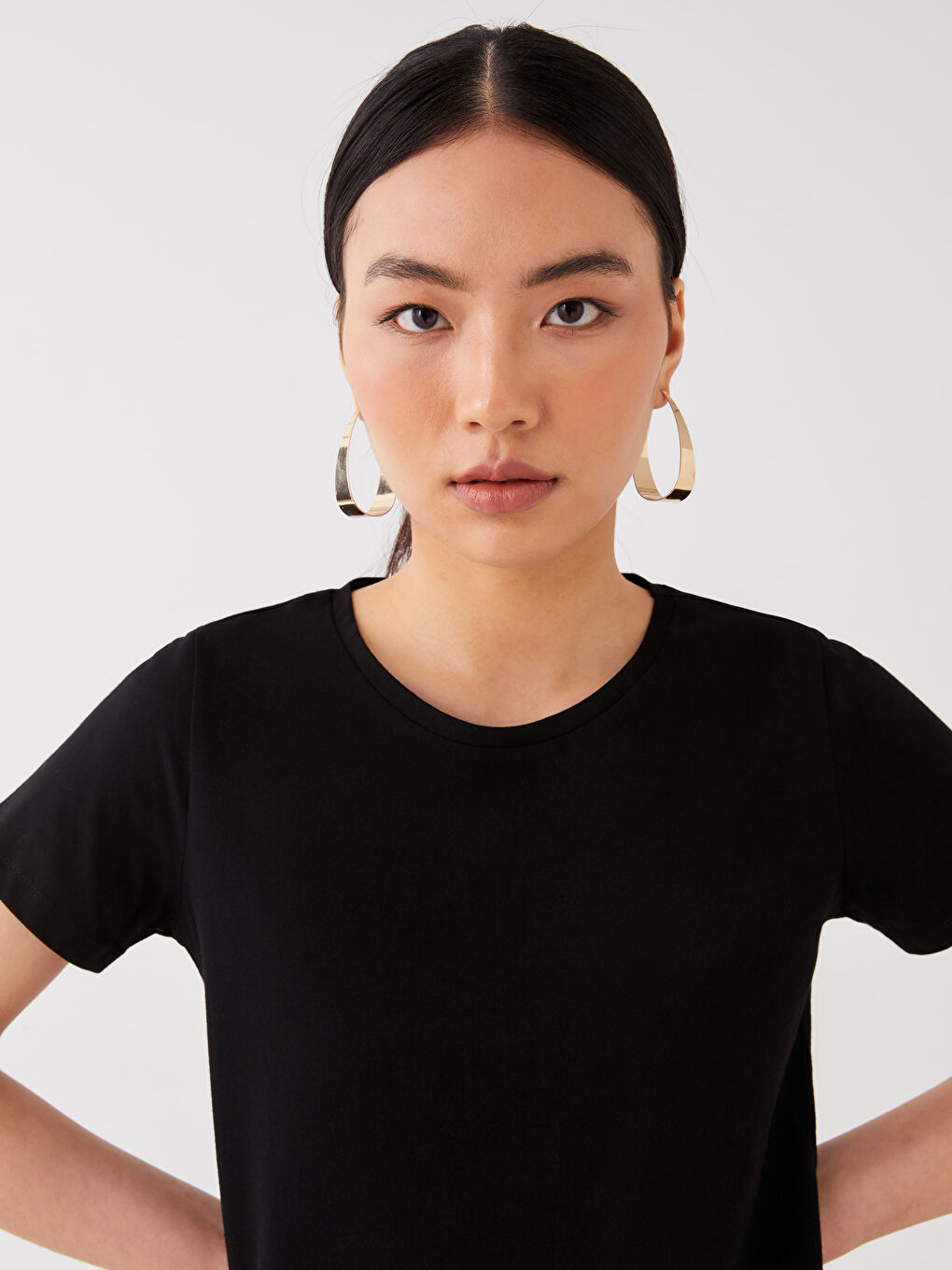 Siyah Bisiklet Yaka Düz Kısa Kollu Kadın Tişört