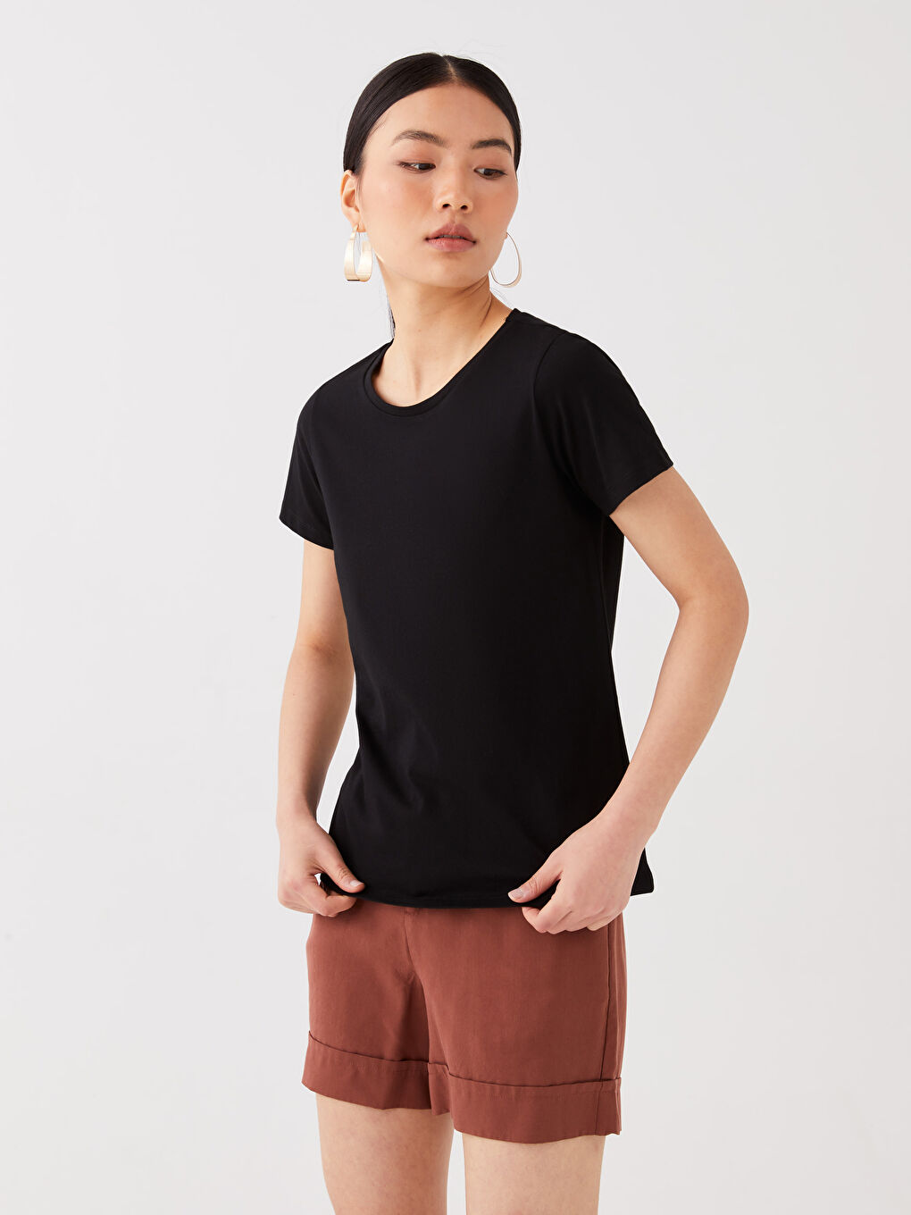 Siyah Bisiklet Yaka Düz Kısa Kollu Kadın Tişört-1