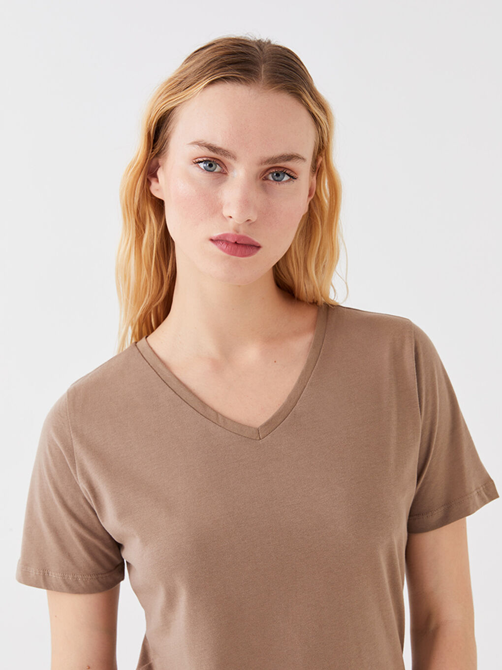 Kahverengi V Yaka Düz Kısa Kollu Kadın Tişört-2