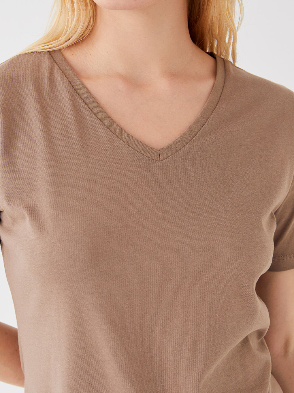 Kahverengi V Yaka Düz Kısa Kollu Kadın Tişört-3