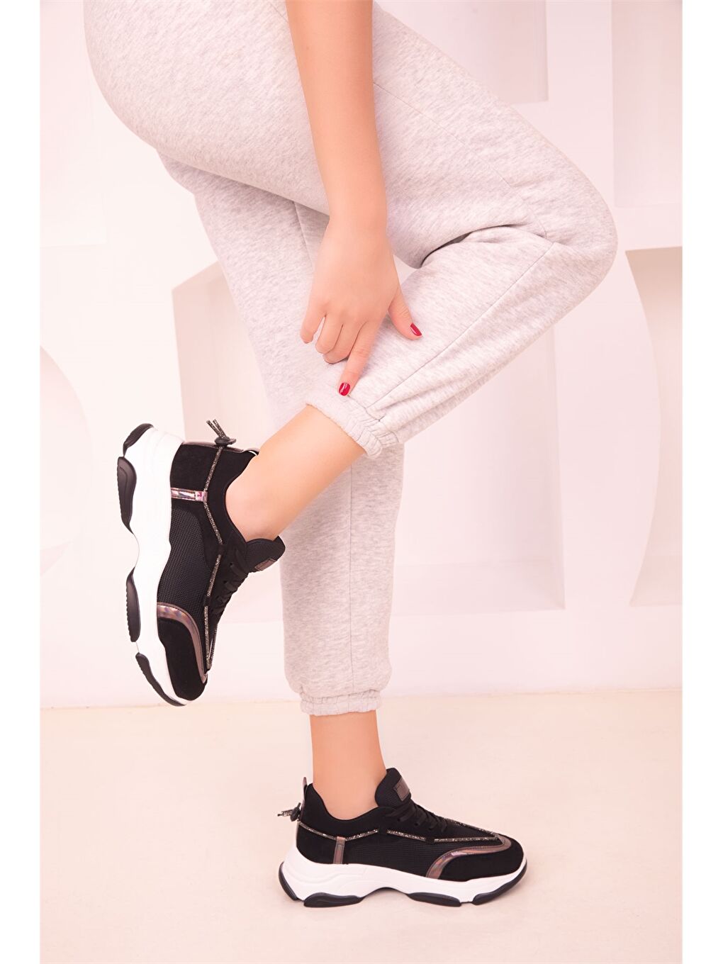 Siyah Bağcıklı Kadın Spor Ayakkabı-1