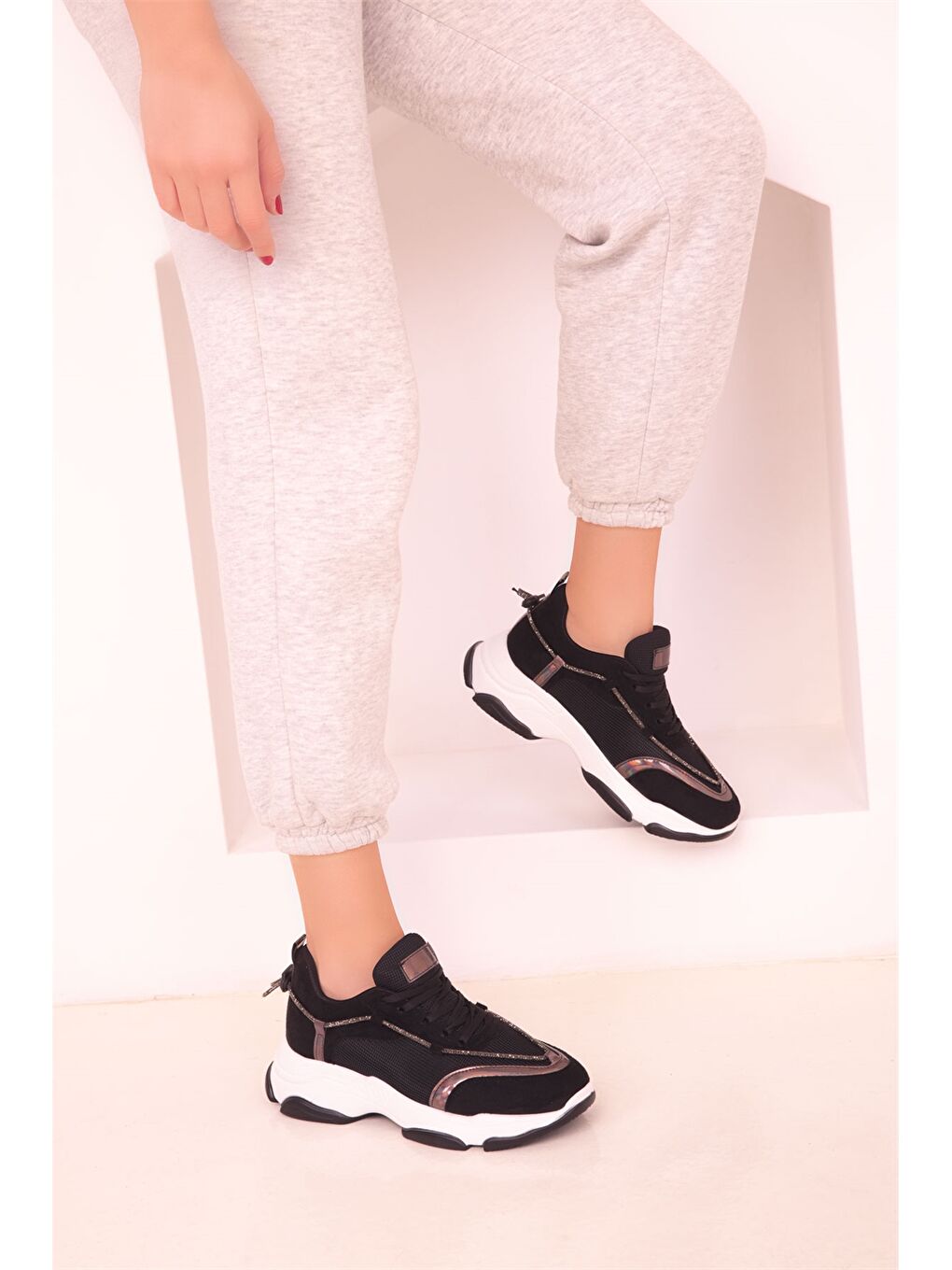 Siyah Bağcıklı Kadın Spor Ayakkabı-2