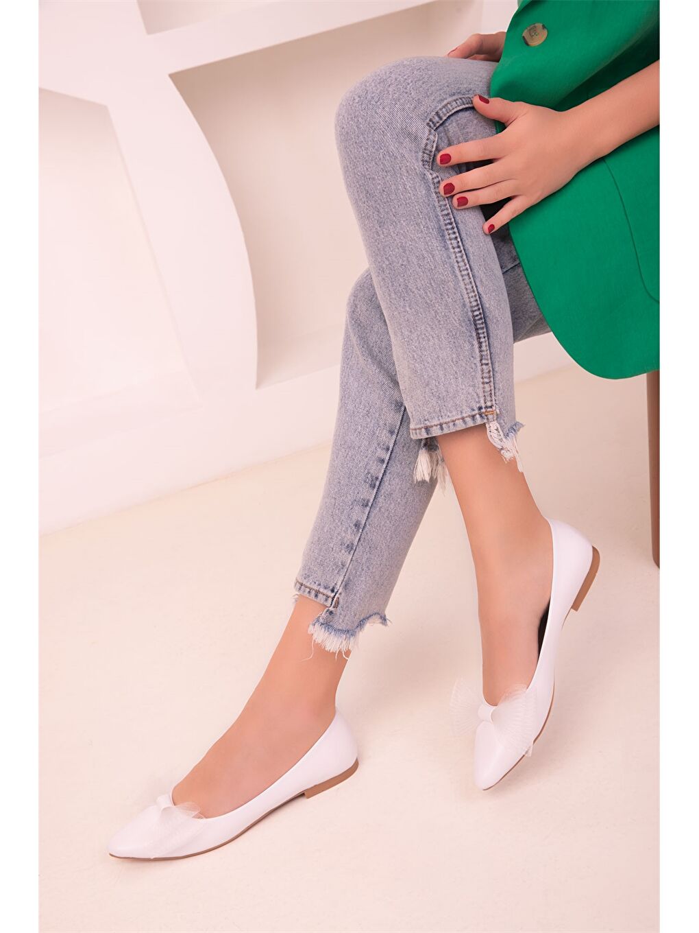 Beyaz Deri Görünümlü Kadın Babet-1