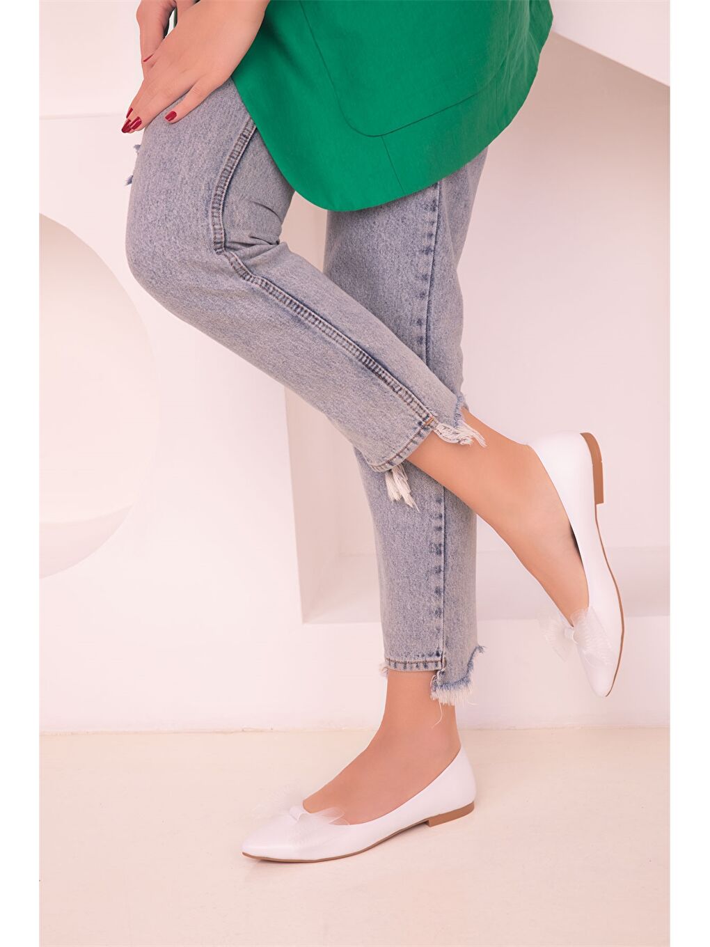 Beyaz Deri Görünümlü Kadın Babet-2