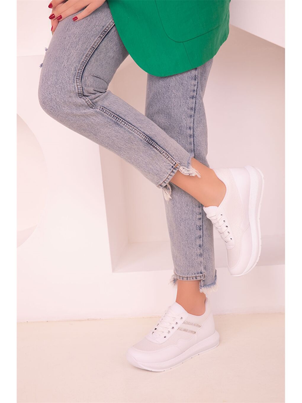 Beyaz Bağcıklı Kadın Spor Ayakkabı