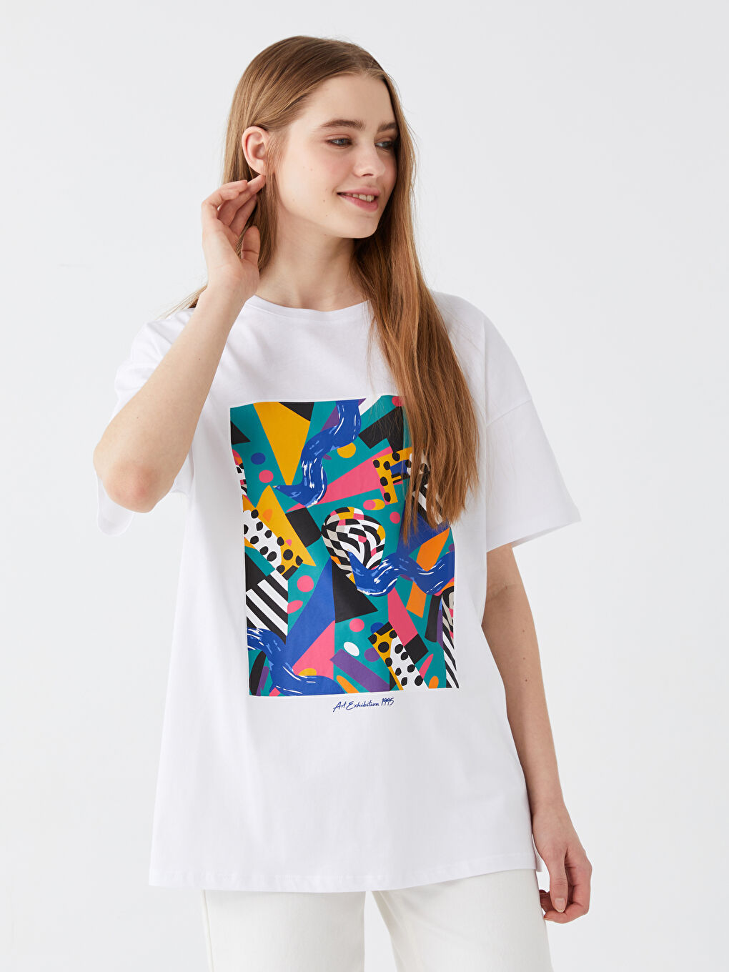 Beyaz Bisiklet Yaka Baskılı Kısa Kollu Oversize Kadın Tişört-1