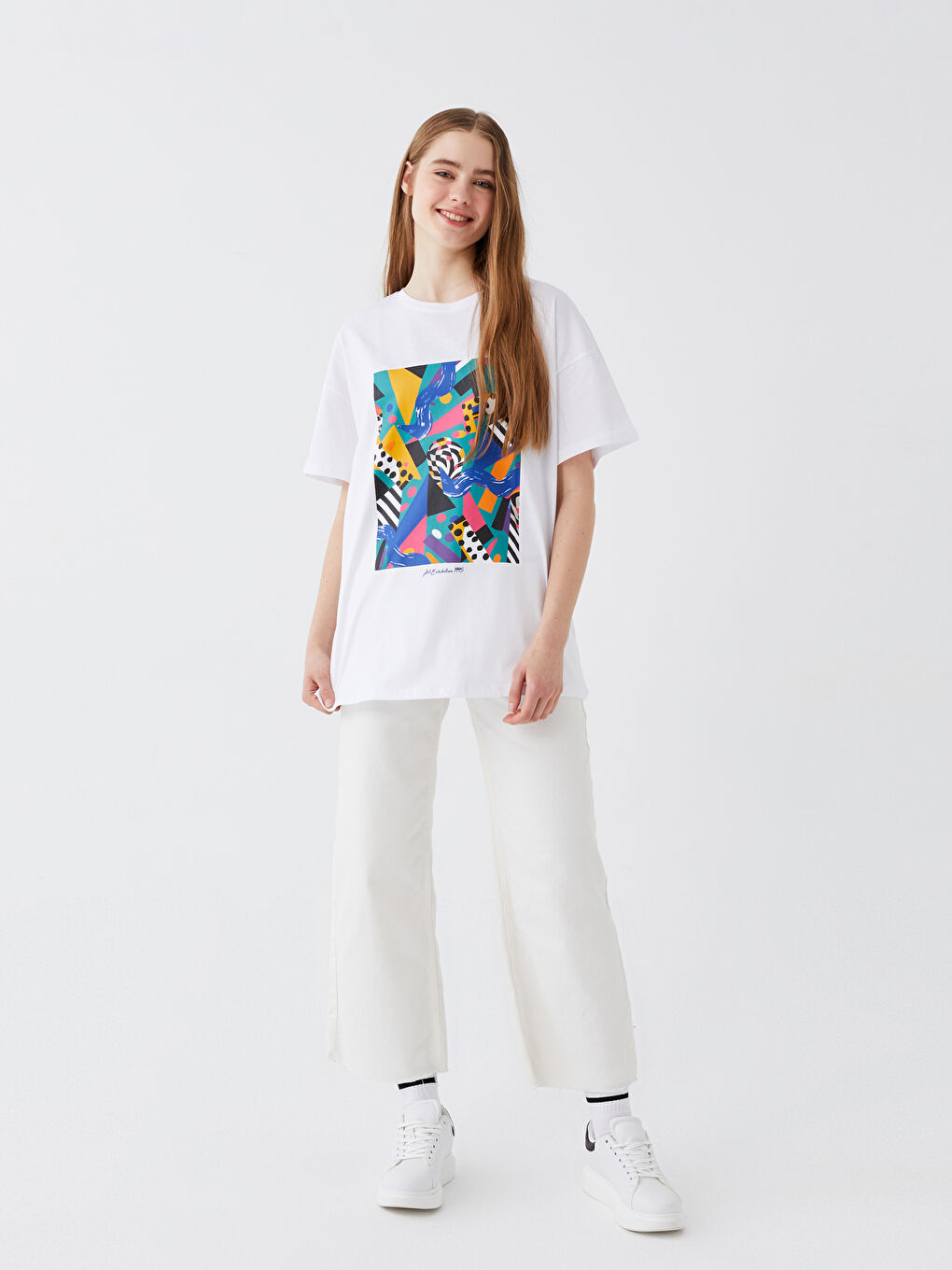 Beyaz Bisiklet Yaka Baskılı Kısa Kollu Oversize Kadın Tişört-2