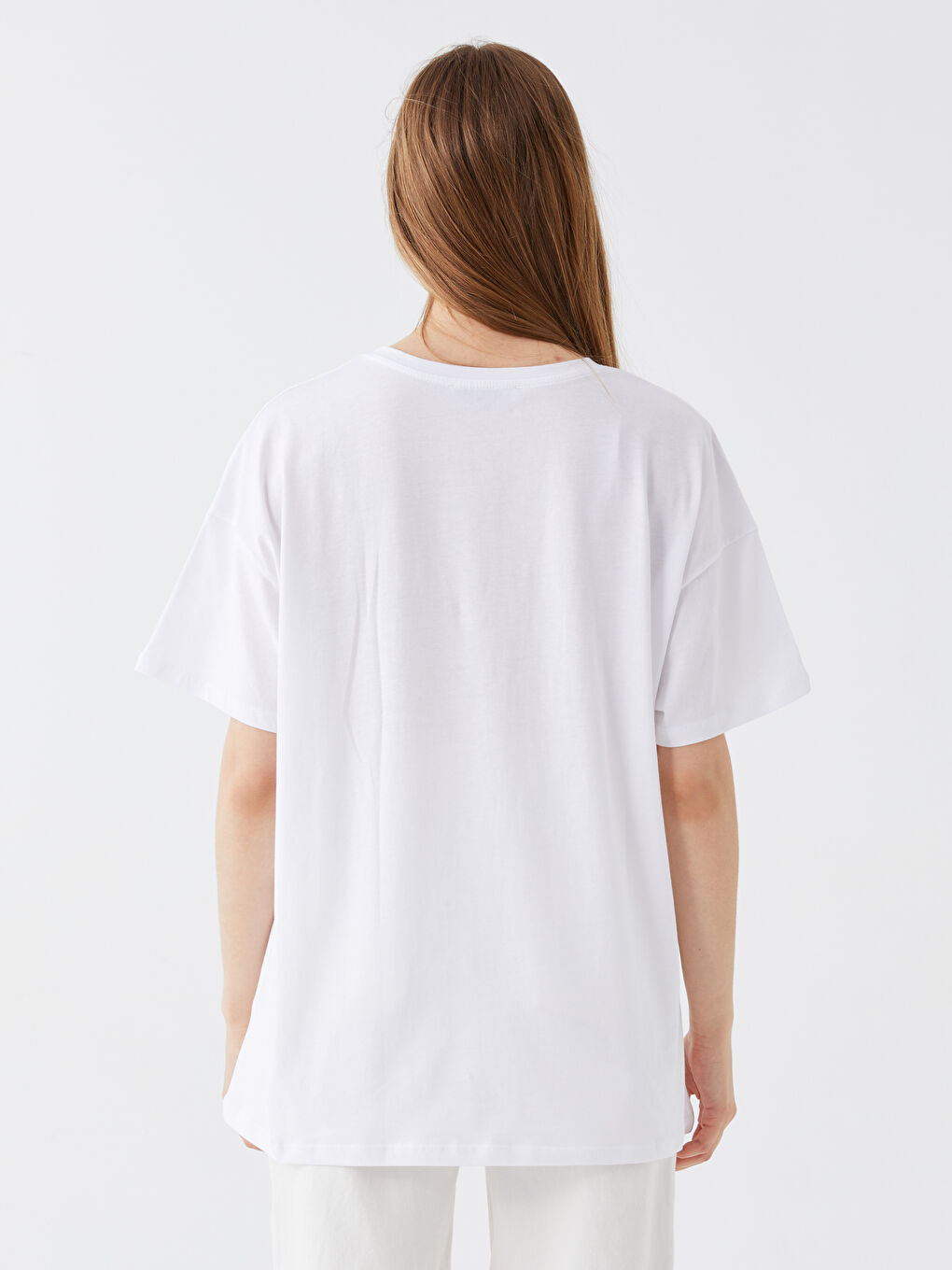 Beyaz Bisiklet Yaka Baskılı Kısa Kollu Oversize Kadın Tişört-4