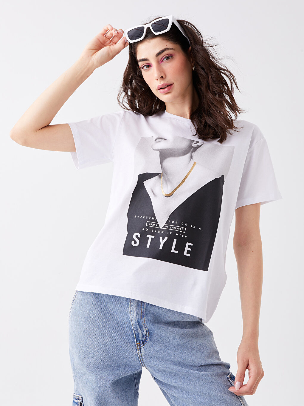 Beyaz Bisiklet Yaka Baskılı Kısa Kollu Kadın Tişört