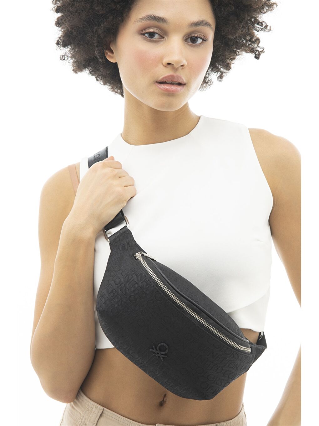 Siyah Yazı Baskılı Kadın Göğüs Çantası