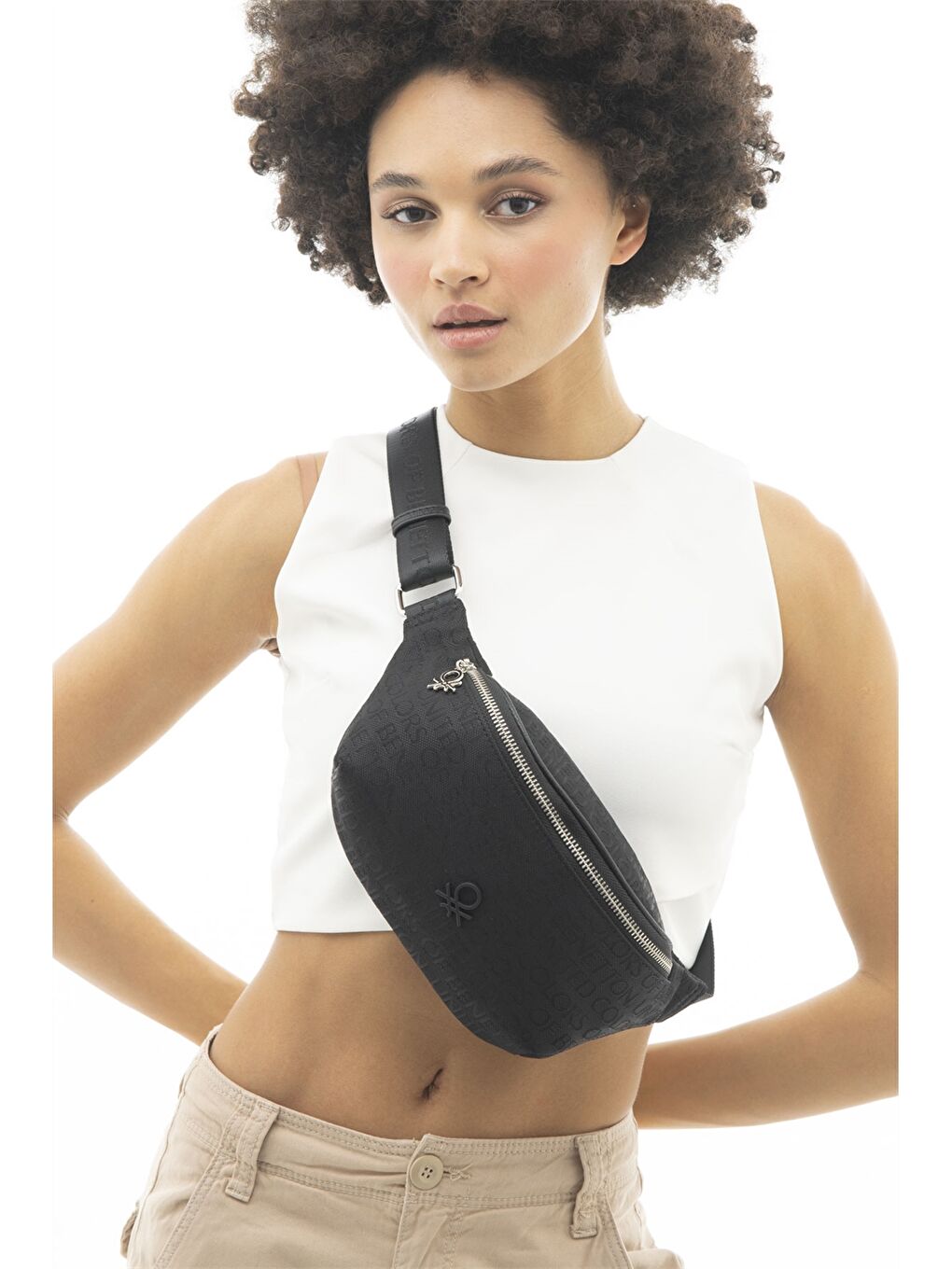 Siyah Yazı Baskılı Kadın Göğüs Çantası-1