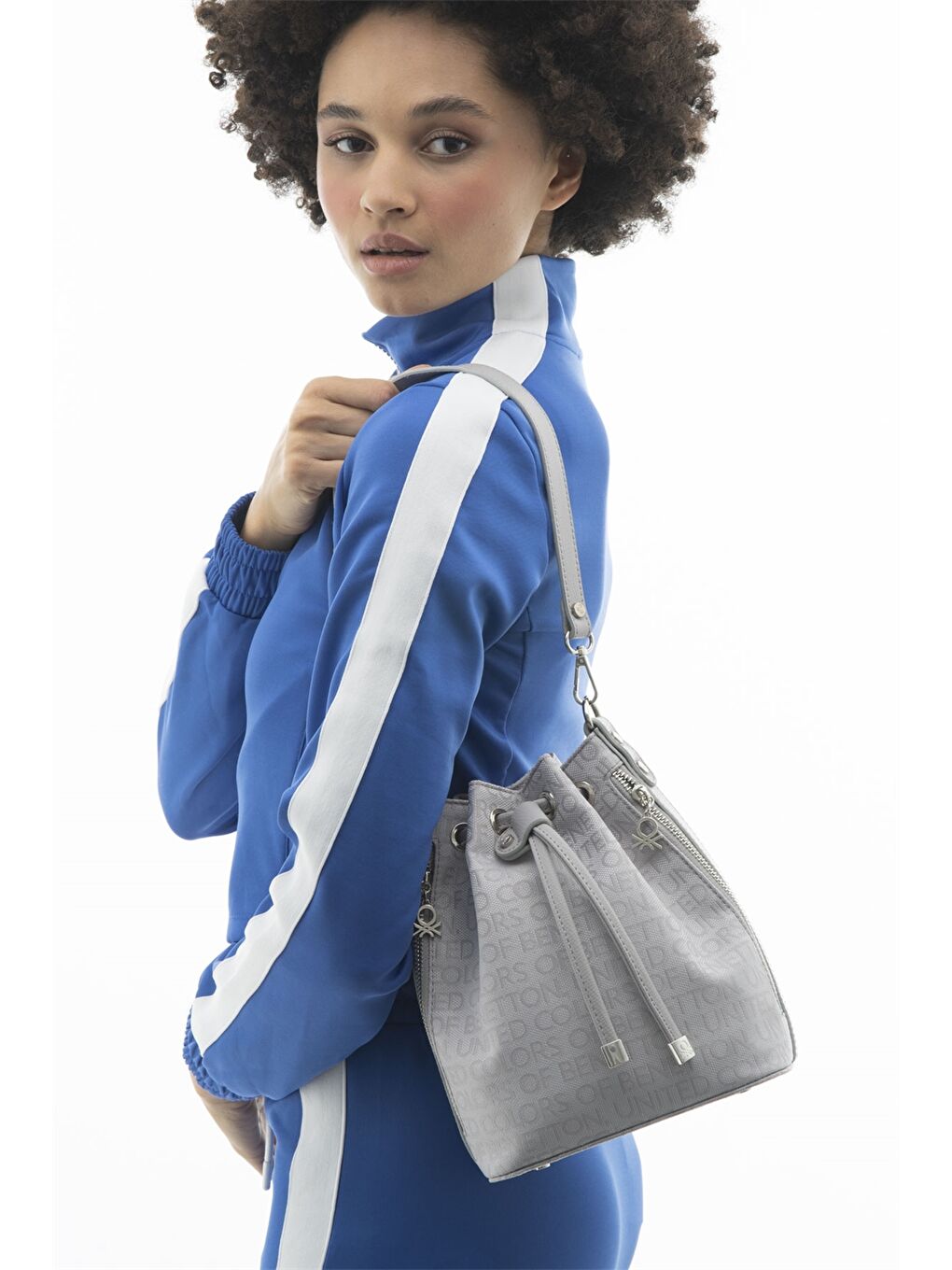 Gri Yazı Baskılı Kadın Büzgülü Çanta