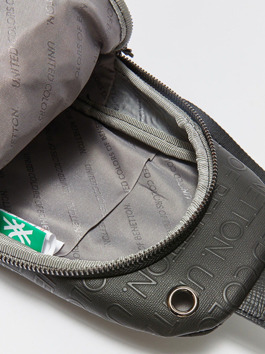 Siyah Deri Görünümlü Baskılı Kadın Göğüs Çantası-2