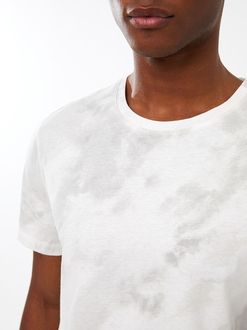 Beyaz Bisiklet Yaka Kısa Kollu Desenli Penye Erkek Tişört-2