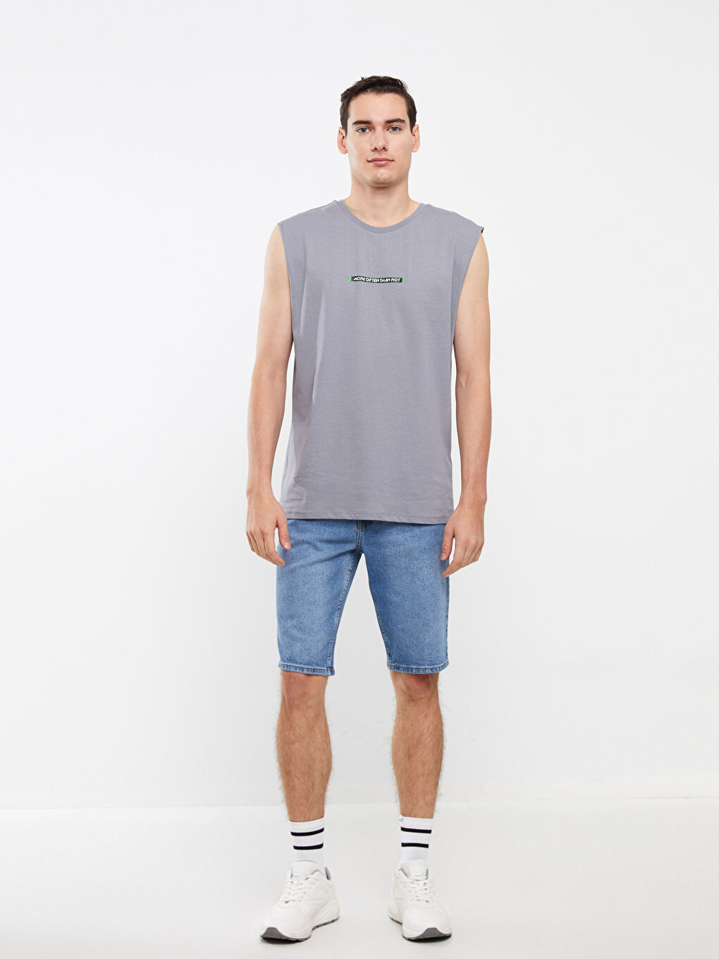 تيشيرت بدون أكمام مطبوع بياقة دائرية جيرسي للرجال-1