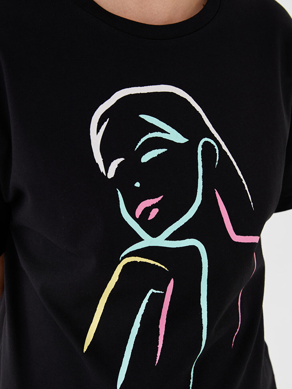 Siyah Bisiklet Yaka Baskılı Kısa Kollu Kadın Tişört-3