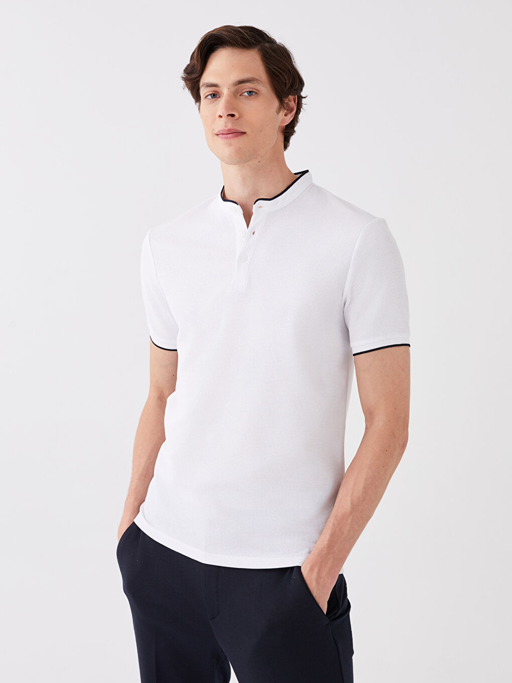 Beyaz Hakim Yaka Kısa Kollu Erkek Tişört