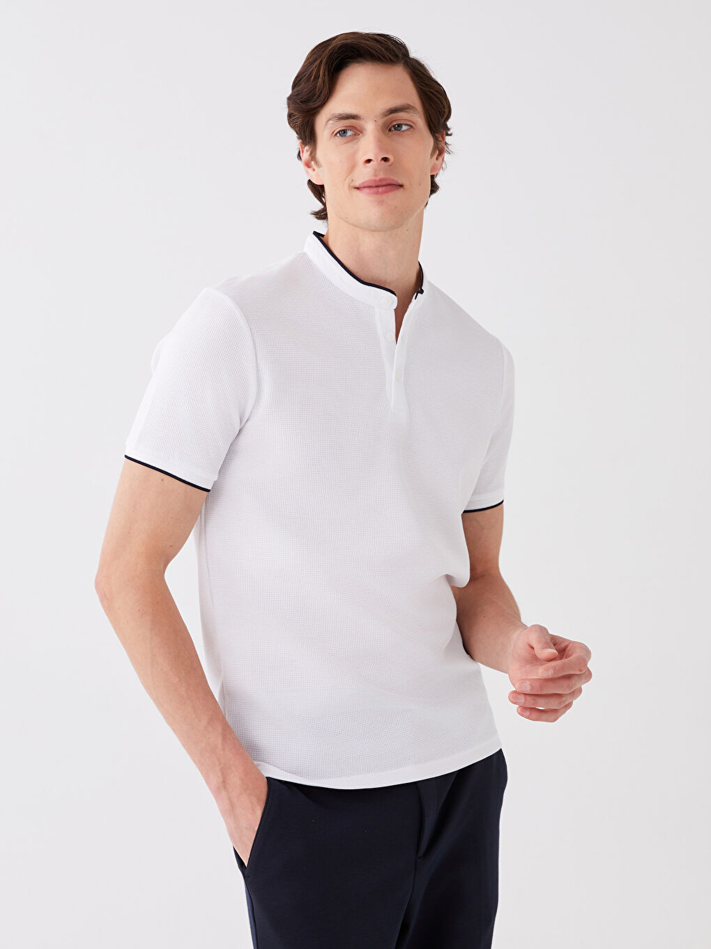 Beyaz Hakim Yaka Kısa Kollu Erkek Tişört-1