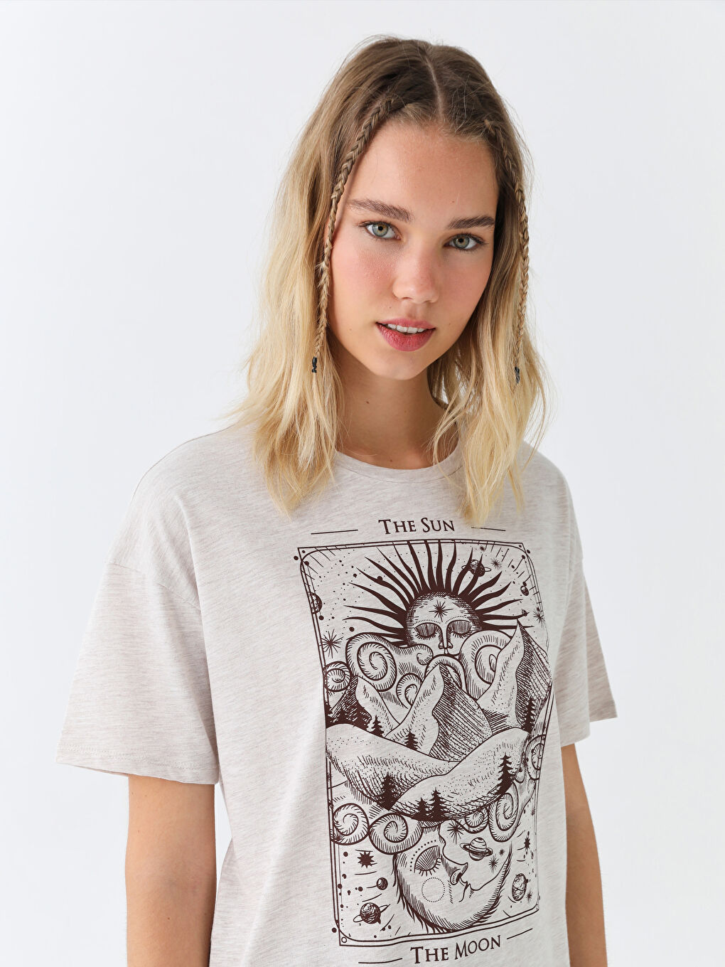 Bej Bisiklet Yaka Baskılı Kısa Kollu Kadın Tişört