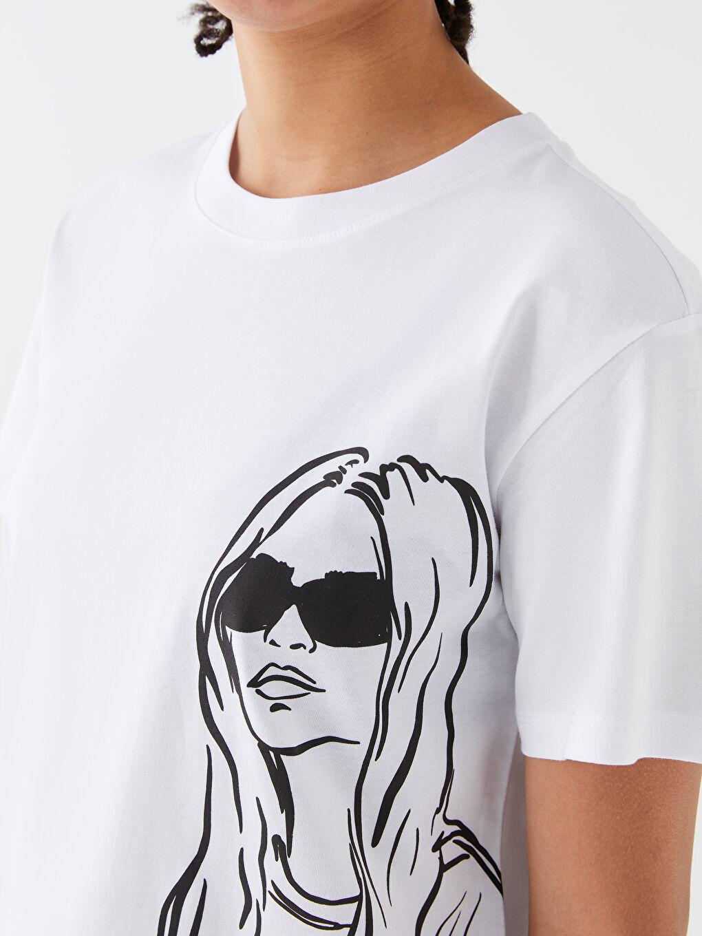 Beyaz Bisiklet Yaka Baskılı Kısa Kollu Kadın Tişört-3