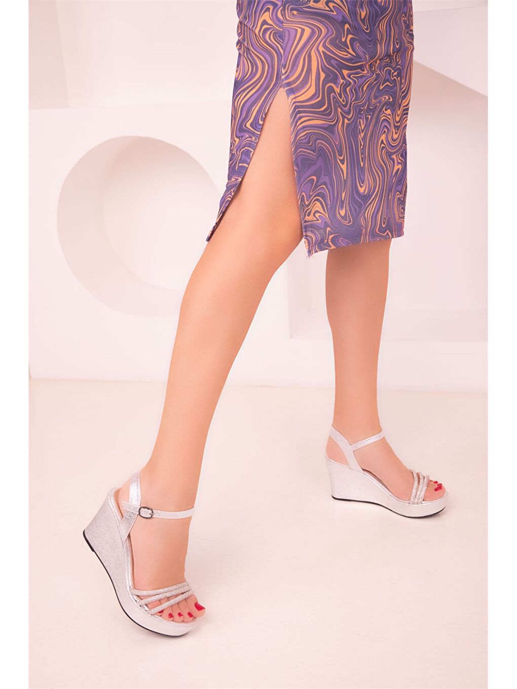 Gri İnce Bant Detaylı Kadın Dolgu Topuklu Ayakkabı-3