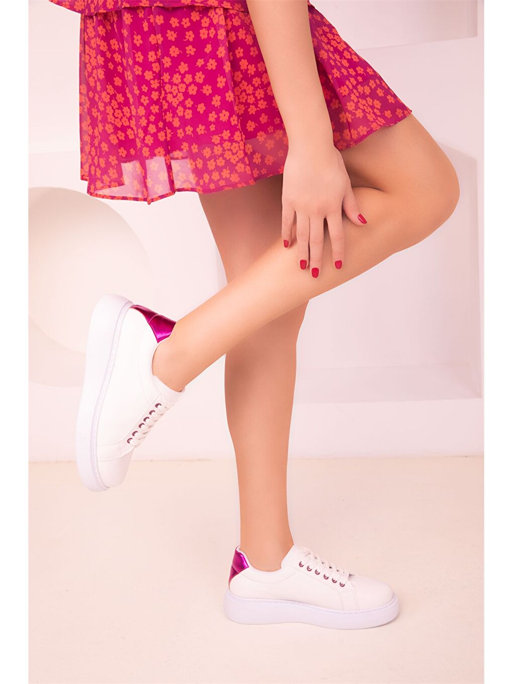 Fuşya Deri Görünümlü Bağcıklı Kadın Spor Ayakkabı-1