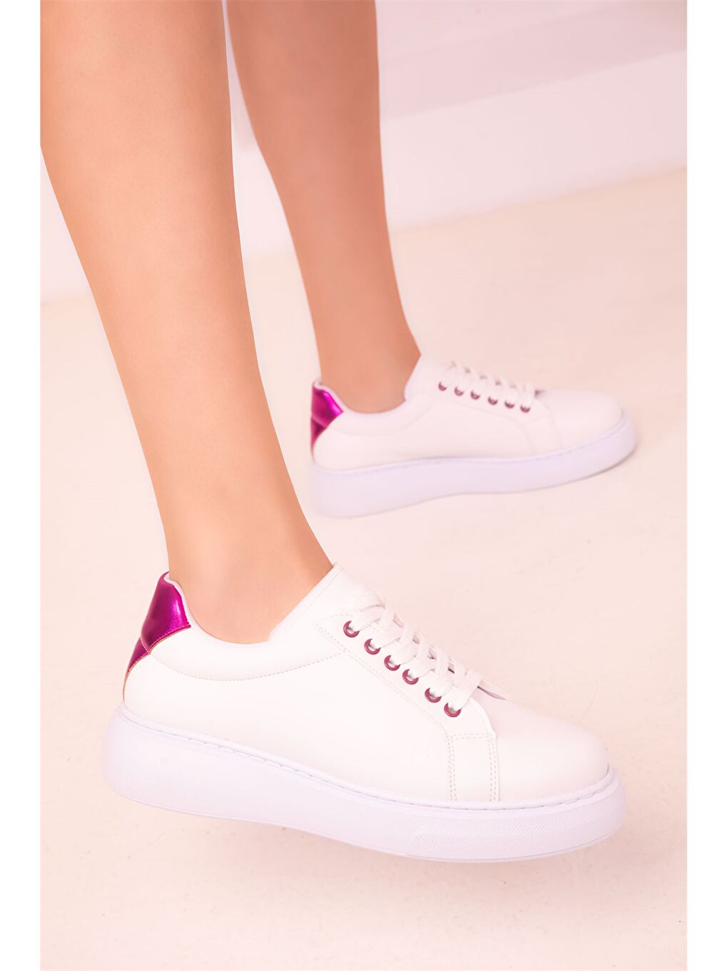 Fuşya Deri Görünümlü Bağcıklı Kadın Spor Ayakkabı-3