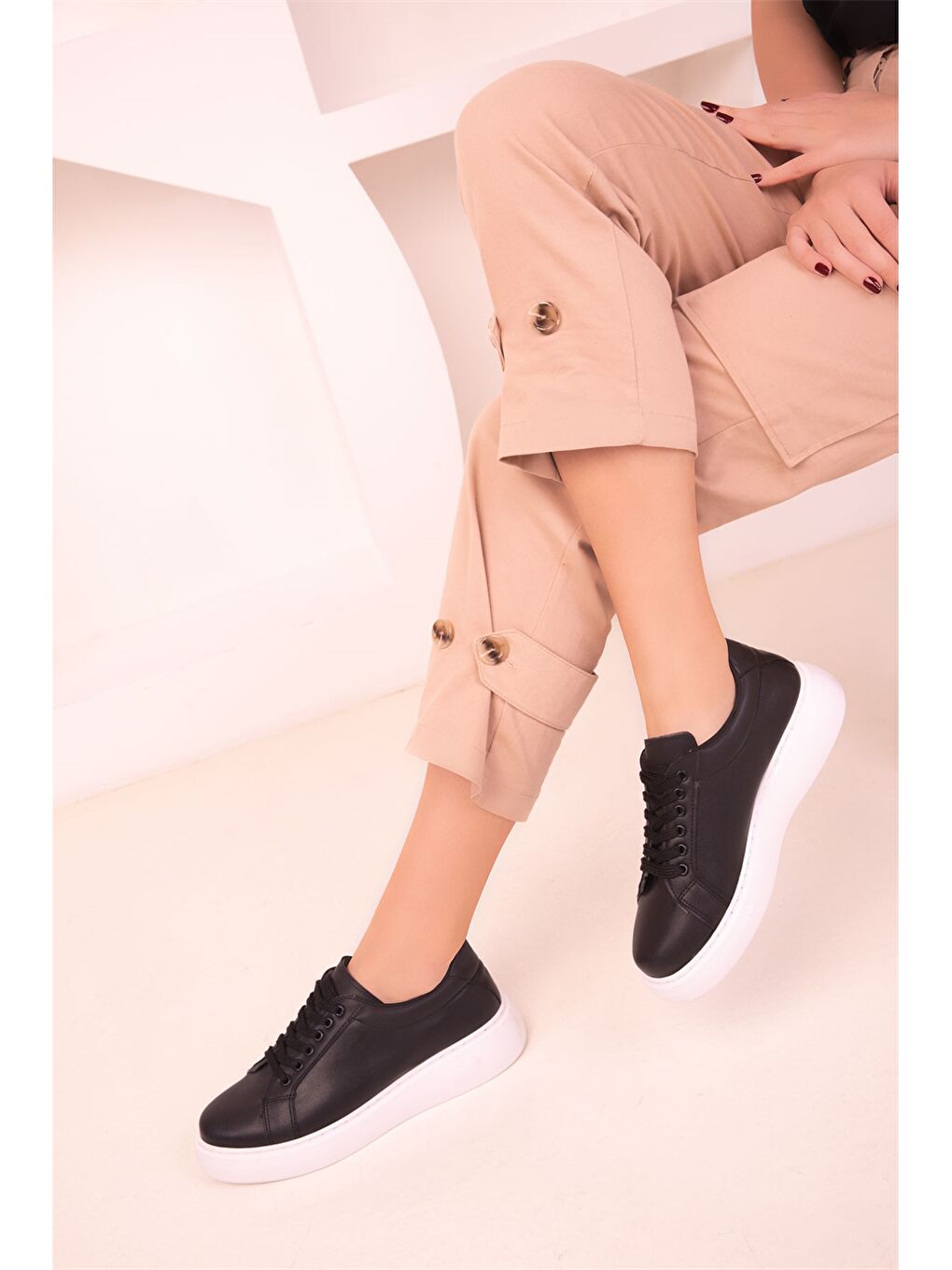 Siyah Deri Görünümlü Bağcıklı Kadın Spor Ayakkabı