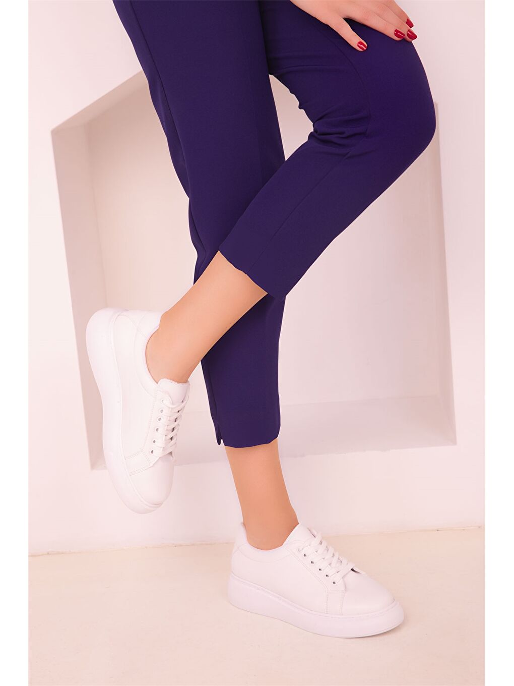 Beyaz Deri Görünümlü Bağcıklı Kadın Spor Ayakkabı-1