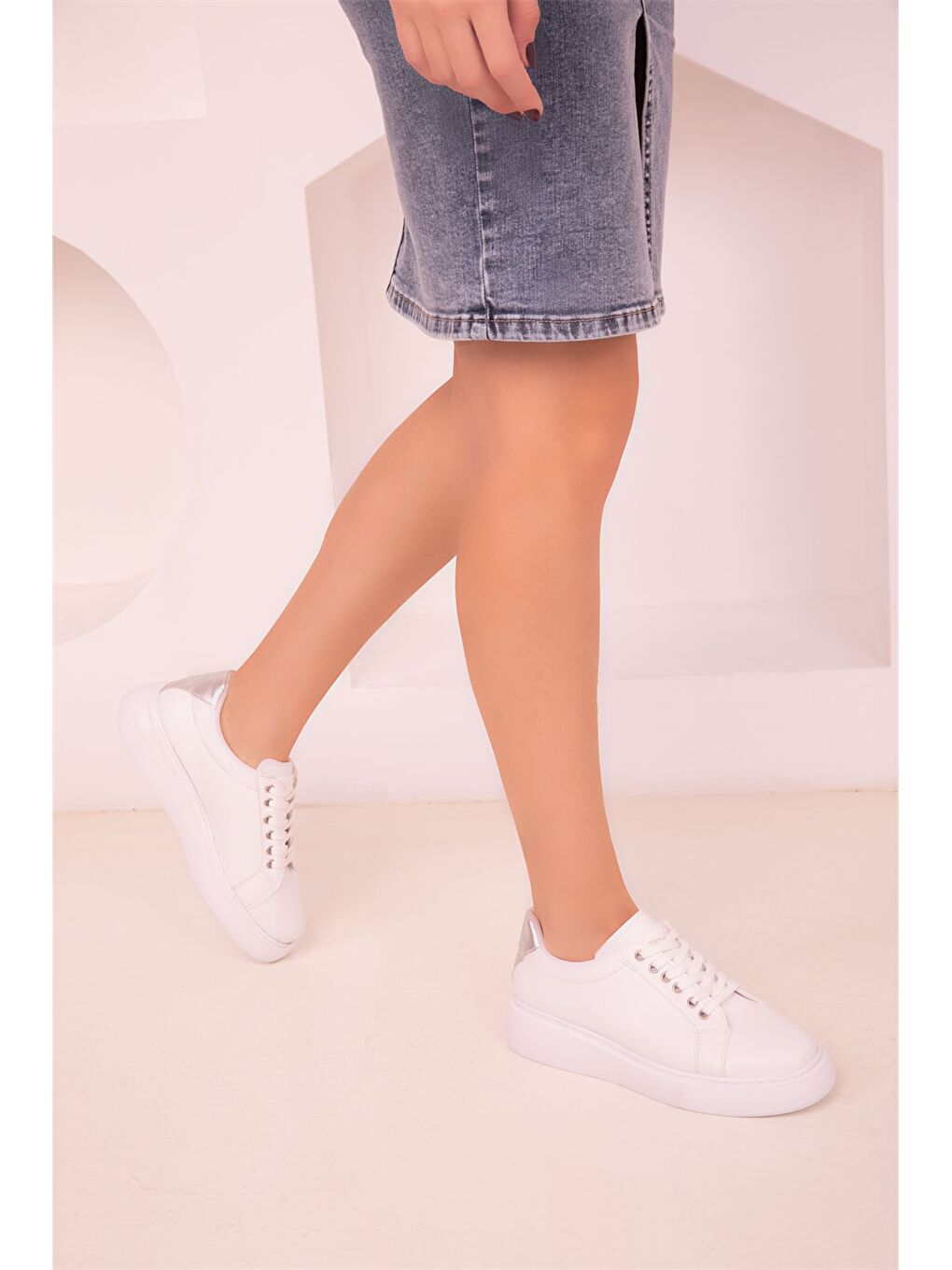 Beyaz Deri Görünümlü Bağcıklı Kadın Spor Ayakkabı-1