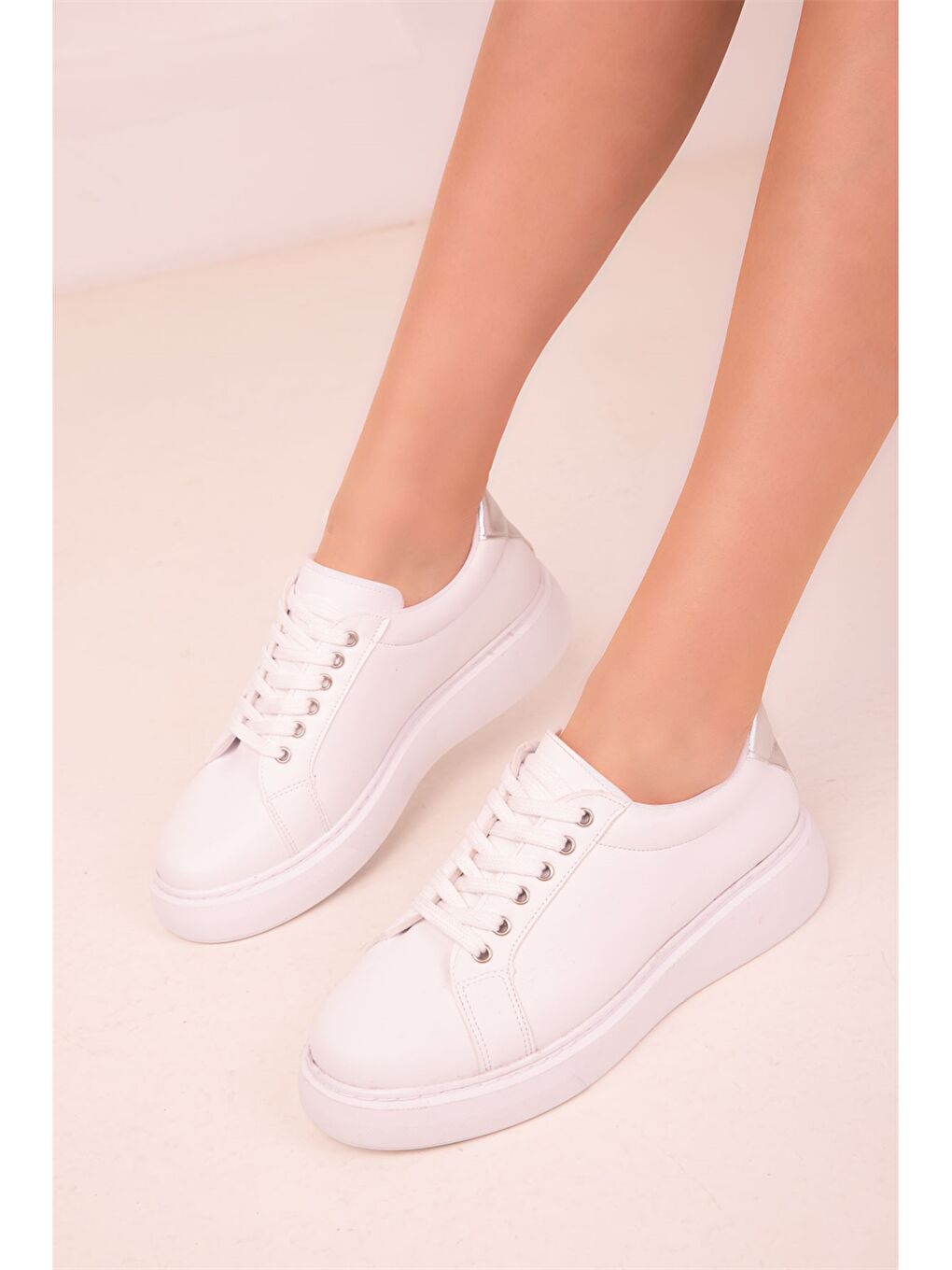 Beyaz Deri Görünümlü Bağcıklı Kadın Spor Ayakkabı-3