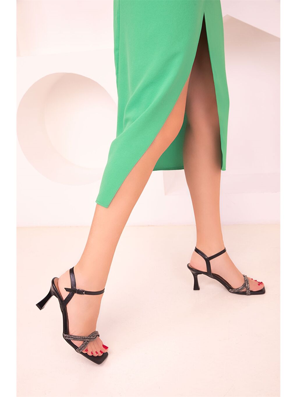 Siyah Deri Görünümlü Kadın Topuklu Ayakkabı-2