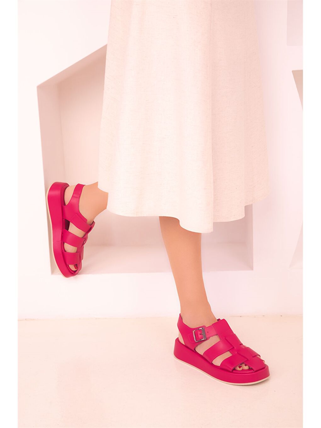 Fuşya Deri Görünümlü Tokalı Kadın Sandalet-1