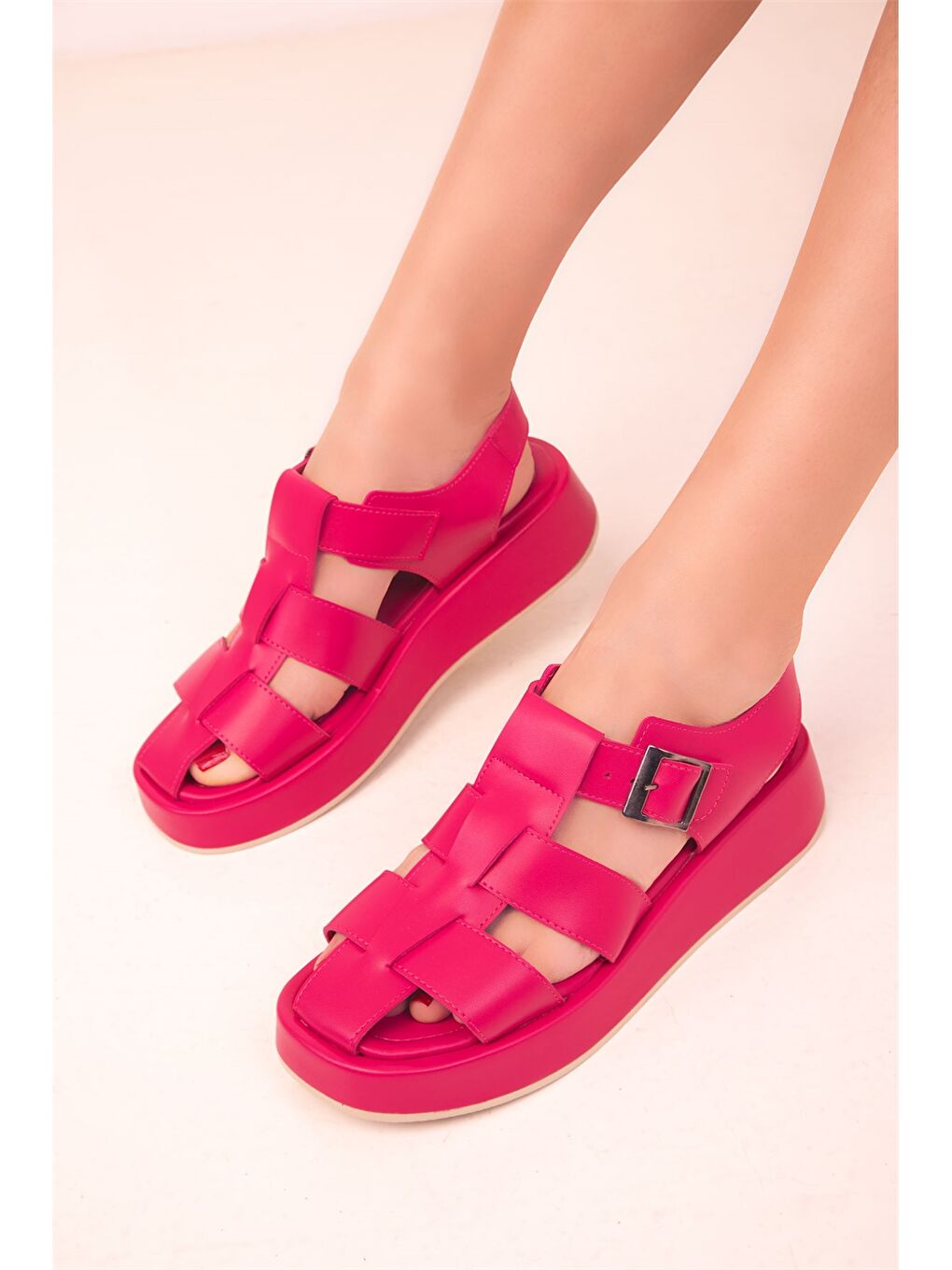Fuşya Deri Görünümlü Tokalı Kadın Sandalet-2