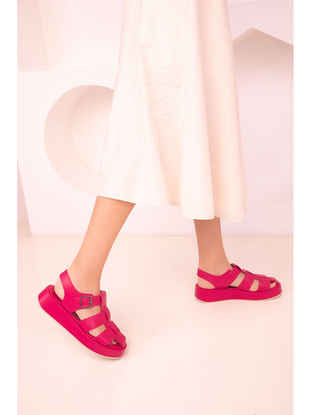 Fuşya Deri Görünümlü Tokalı Kadın Sandalet-3