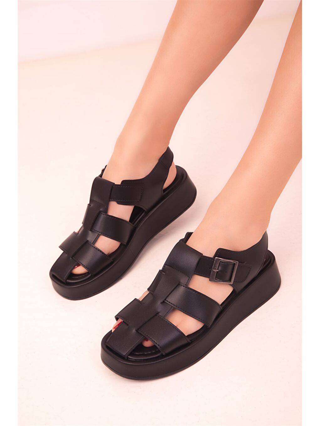 Siyah Deri Görünümlü Tokalı Kadın Sandalet-3