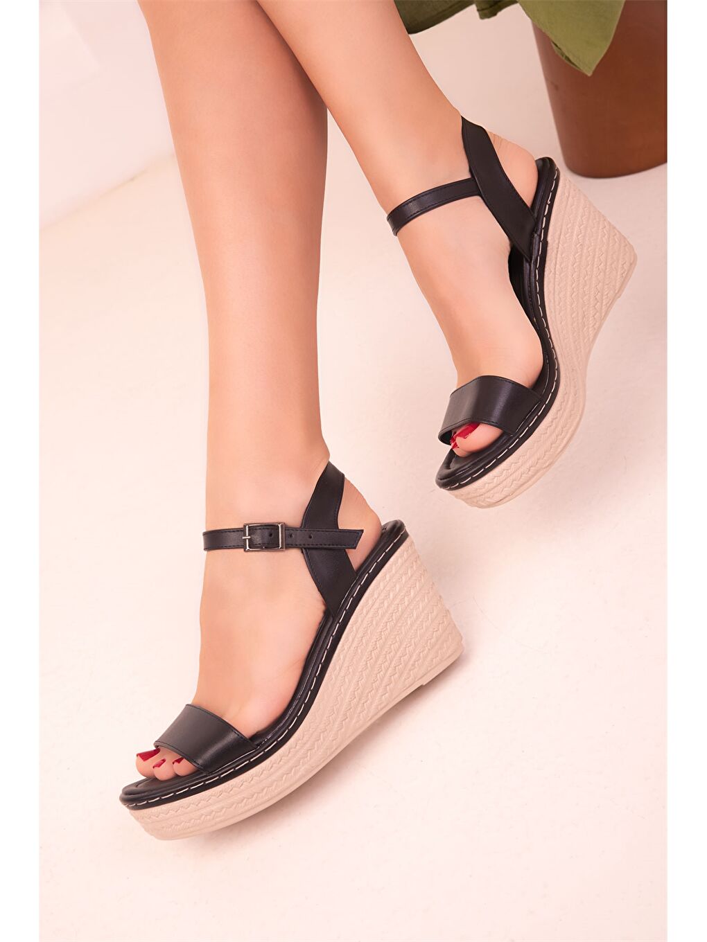 Siyah Deri Görünümlü Tokalı Kadın Dolgu Topuklu Ayakkabı-3