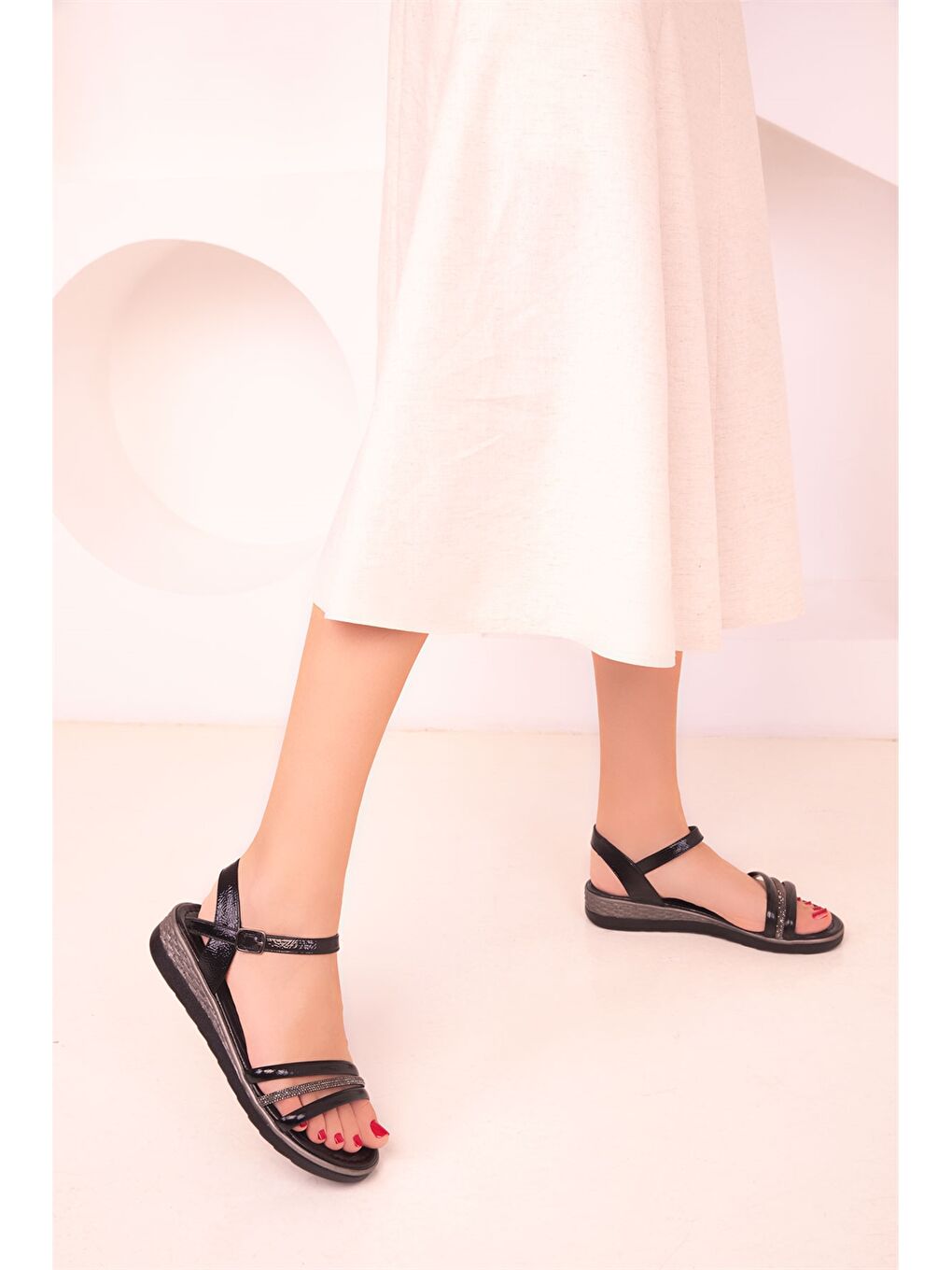 Siyah Deri Görünümlü Tokalı Kadın Sandalet-1