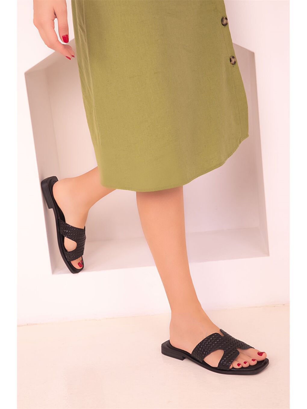 Siyah Deri Kendinden Desenli Kadın Terlik-1