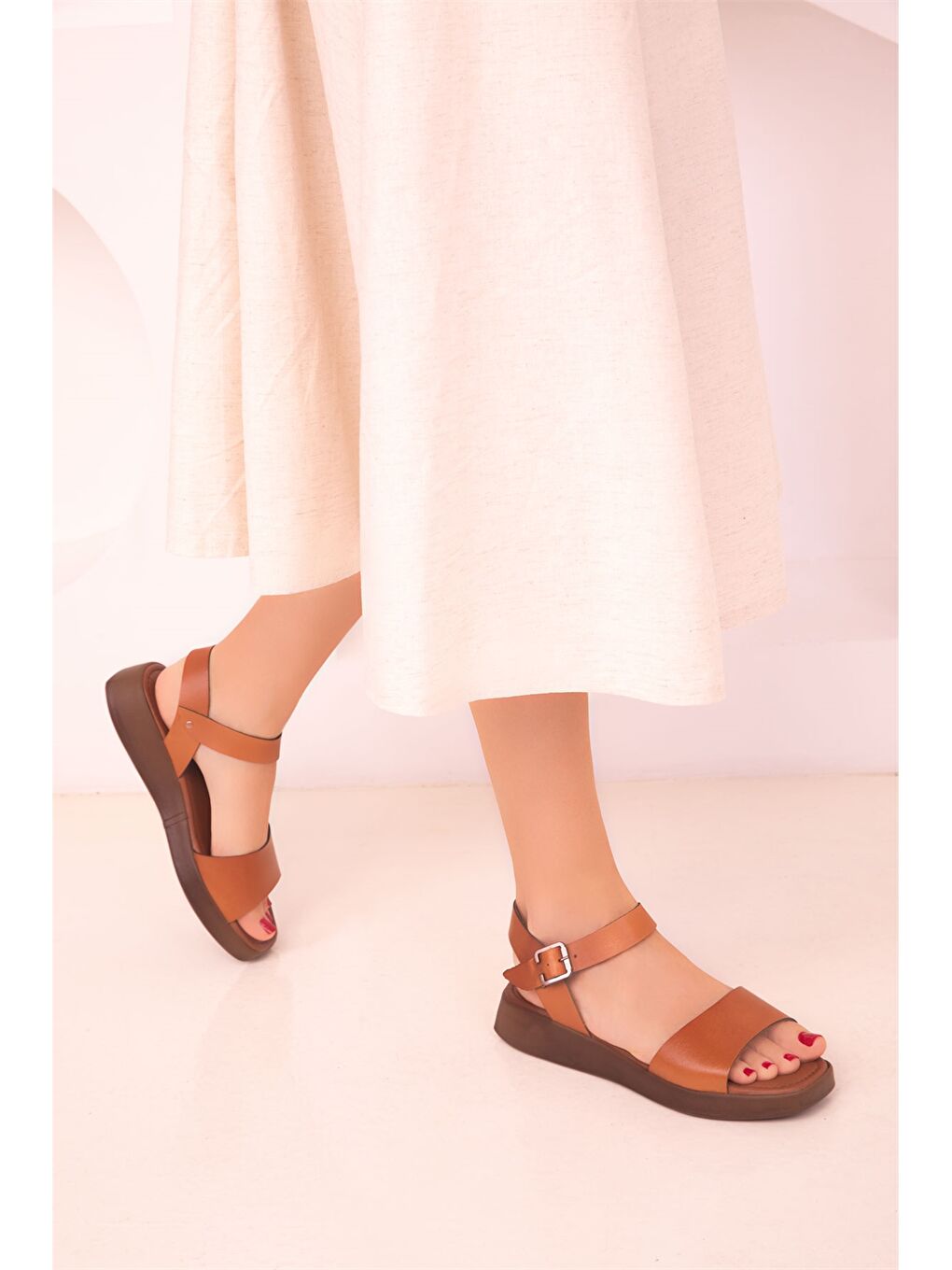 Kahverengi Deri Tek Bantlı Tokalı Kadın Sandalet-1
