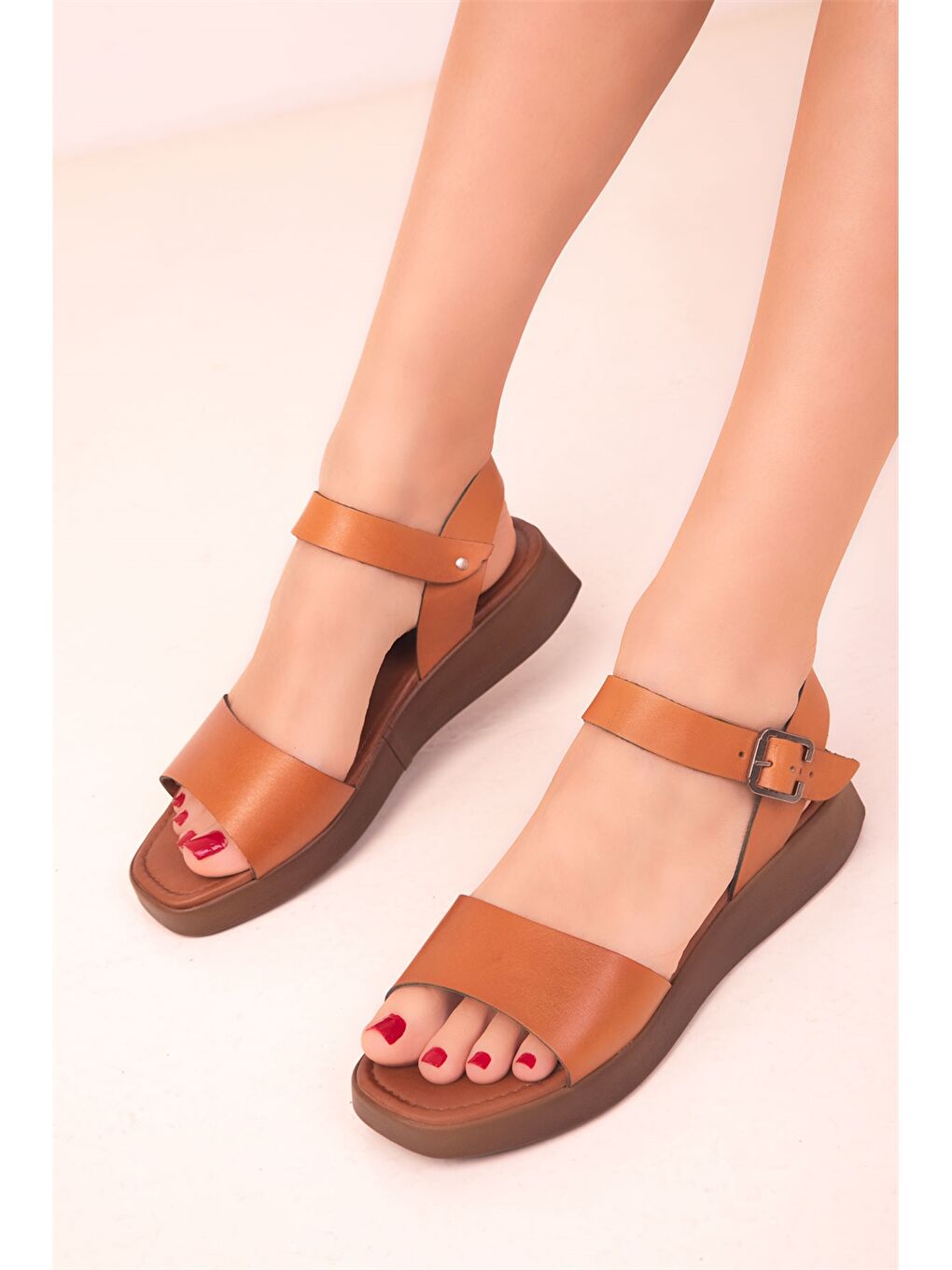 Kahverengi Deri Tek Bantlı Tokalı Kadın Sandalet-2
