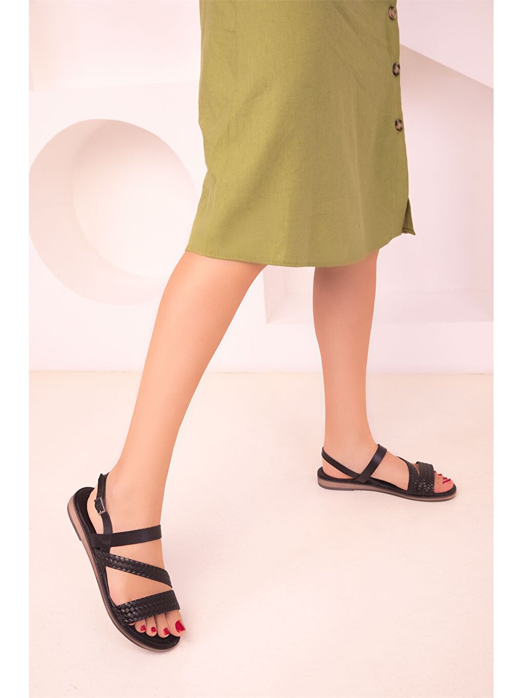 Siyah Deri Toka Detaylı Kadın Sandalet-2