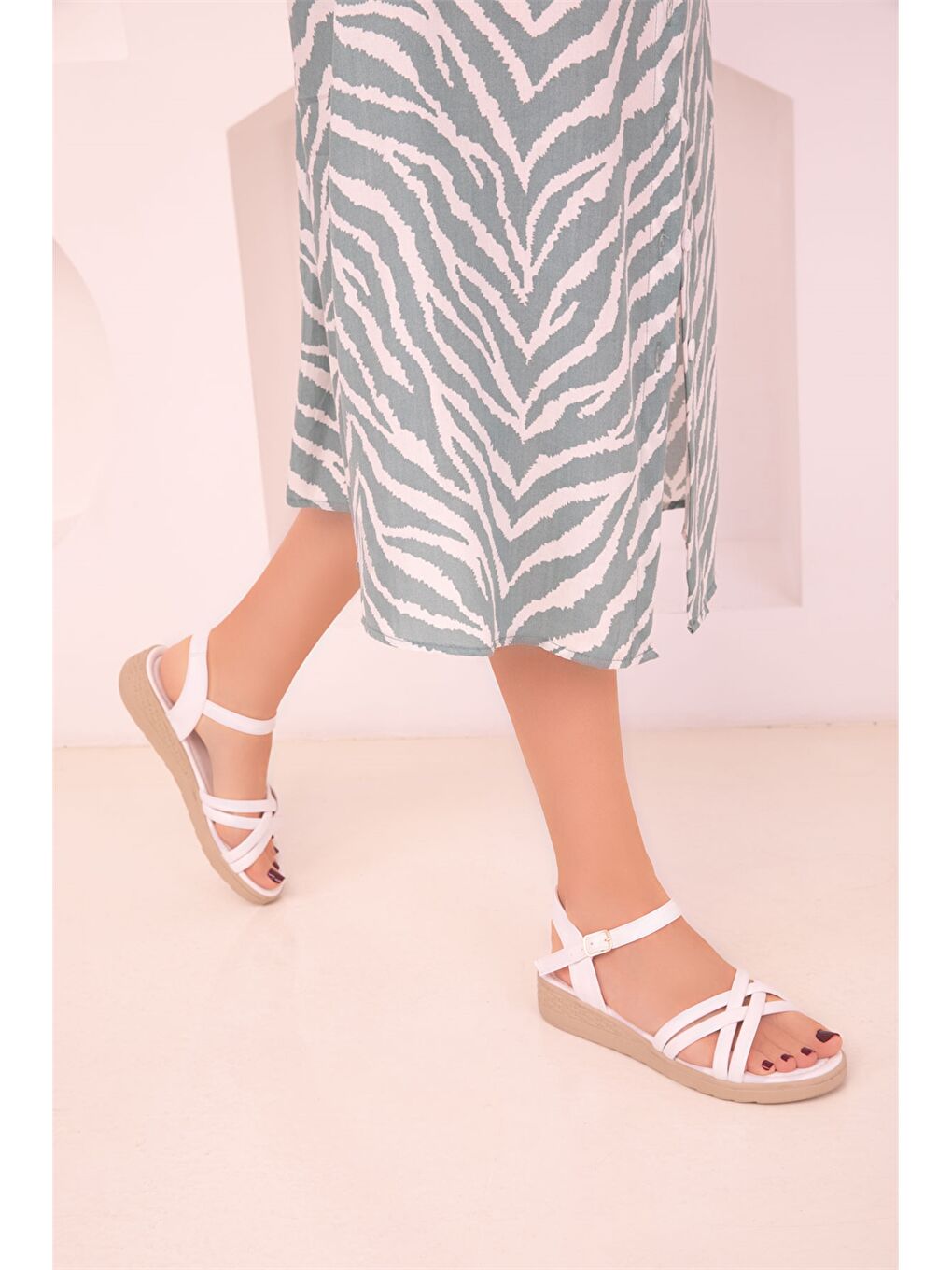 Beyaz Deri Görünümlü Toka Detaylı Kadın Sandalet-1