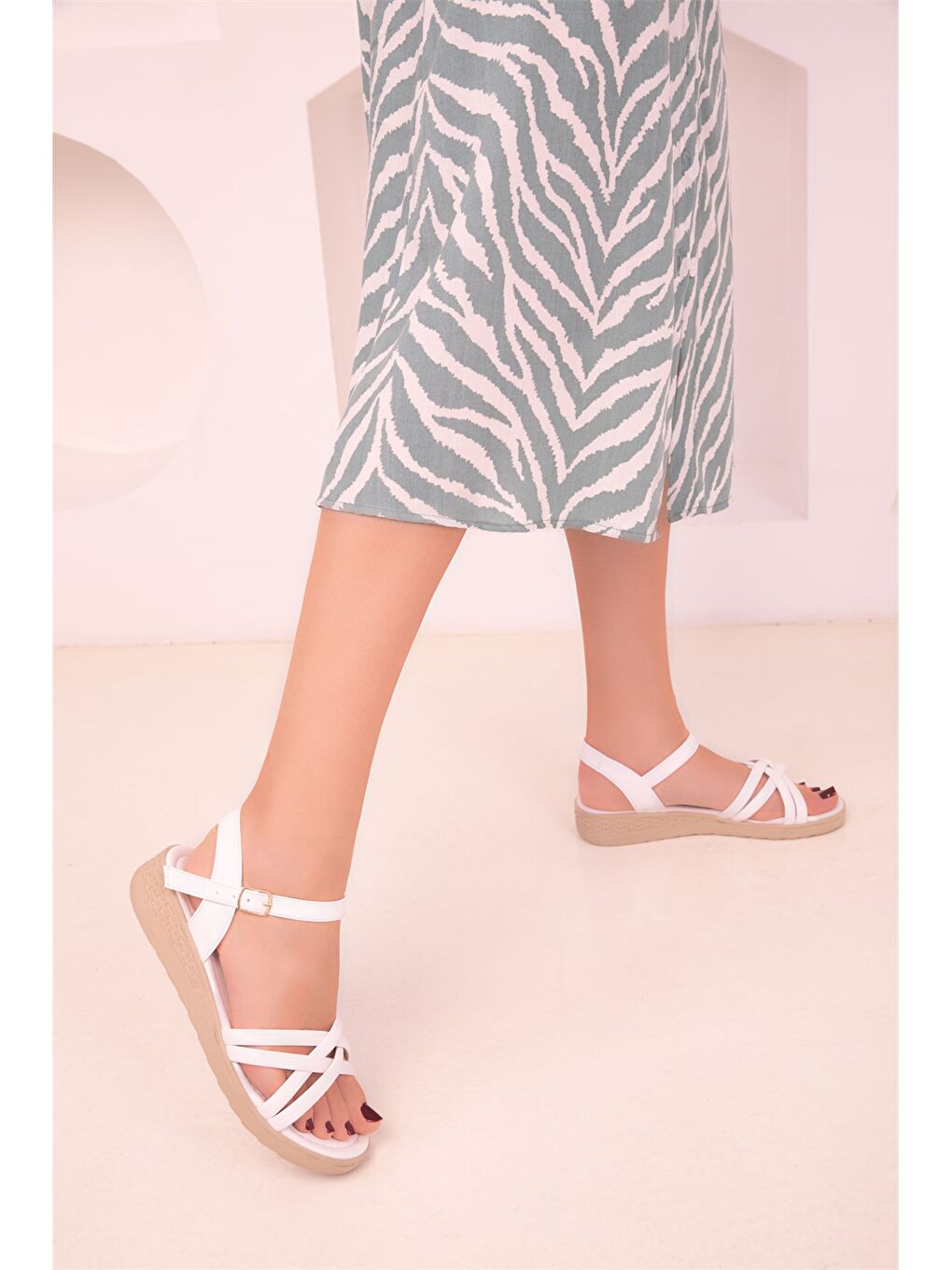 Beyaz Deri Görünümlü Toka Detaylı Kadın Sandalet-2
