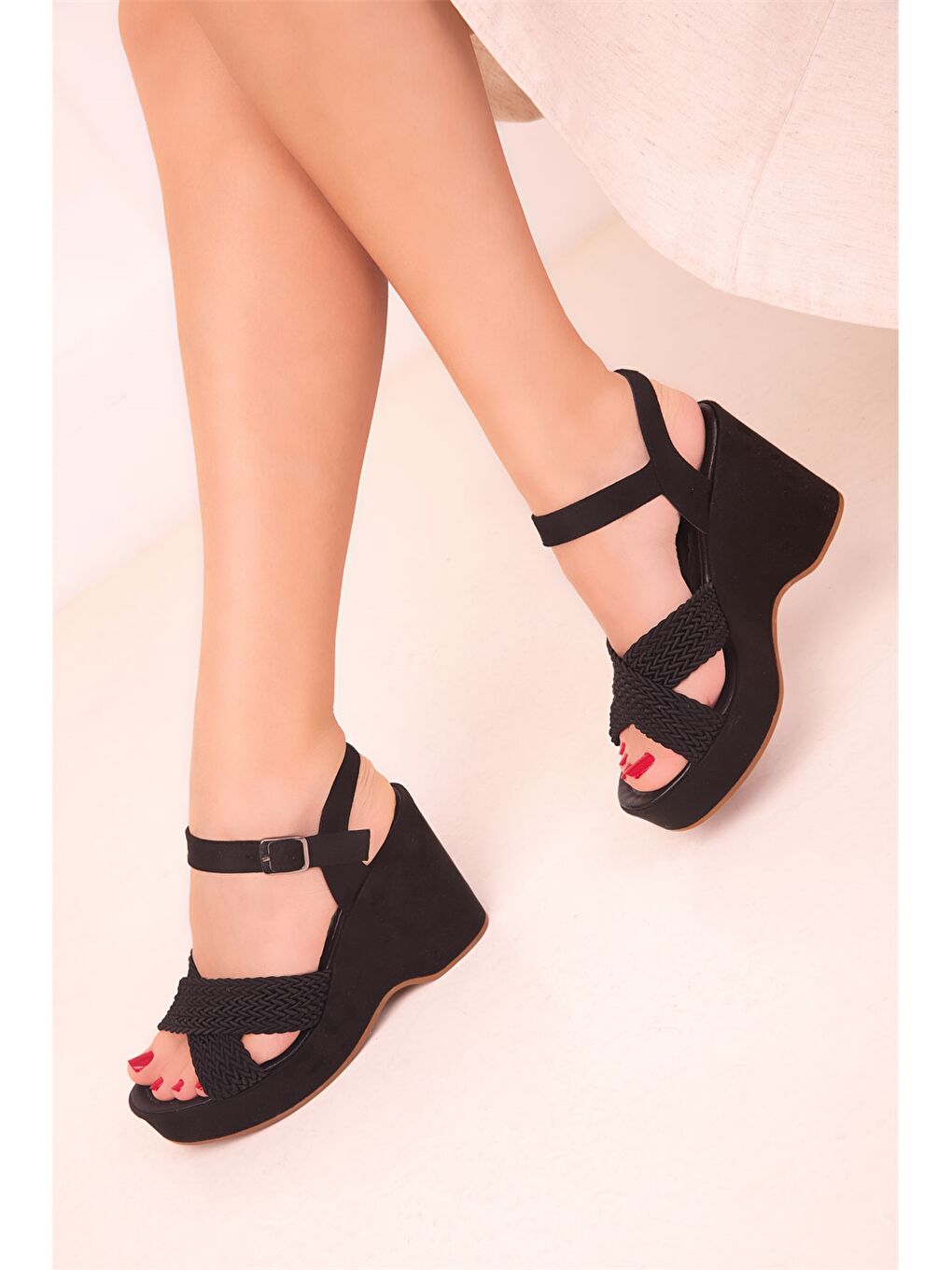 Siyah Süet Görünümlü Kadın Dolgu Topuklu Ayakkabı-1