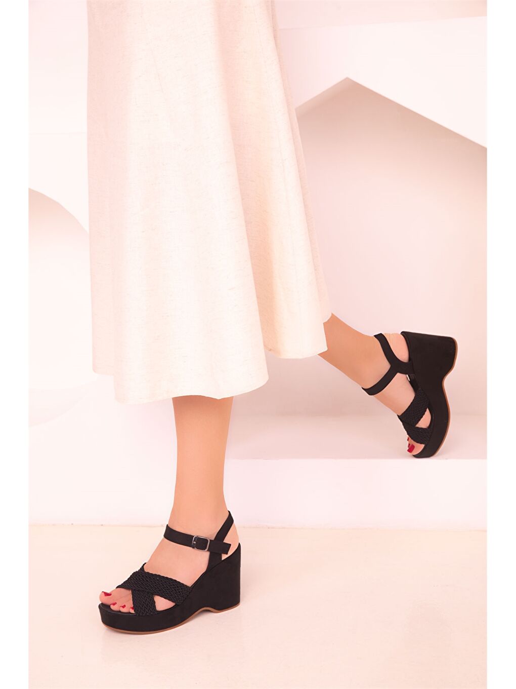 Siyah Süet Görünümlü Kadın Dolgu Topuklu Ayakkabı