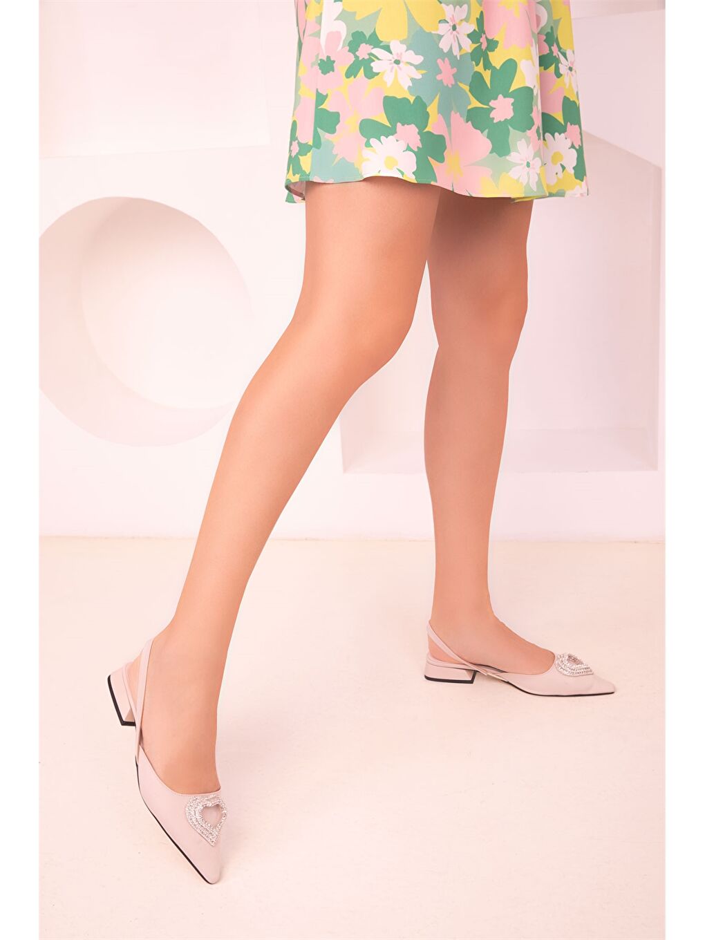 Bej Metal Aplike Detaylı Kadın Babet-2