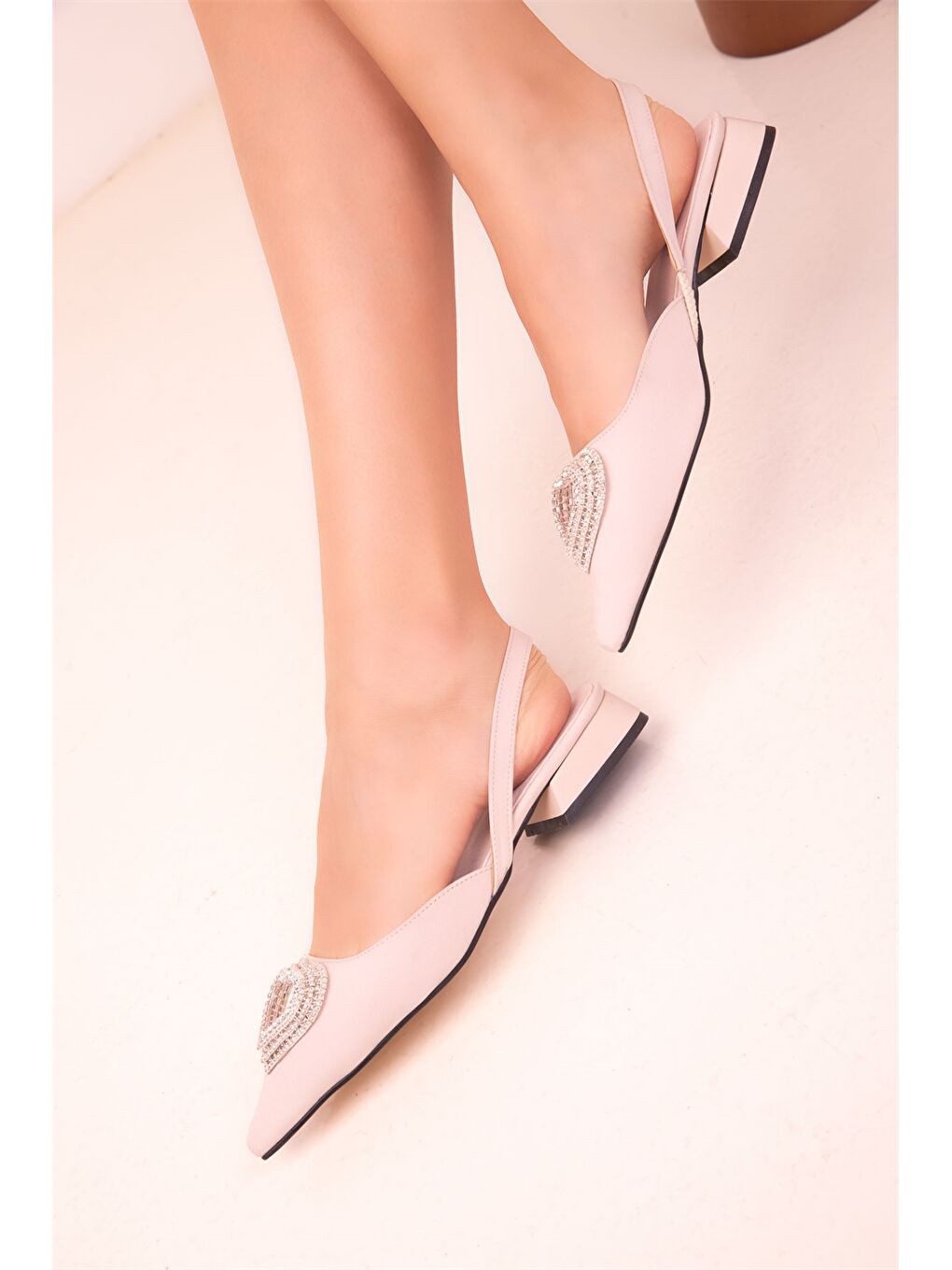 Bej Metal Aplike Detaylı Kadın Babet-3