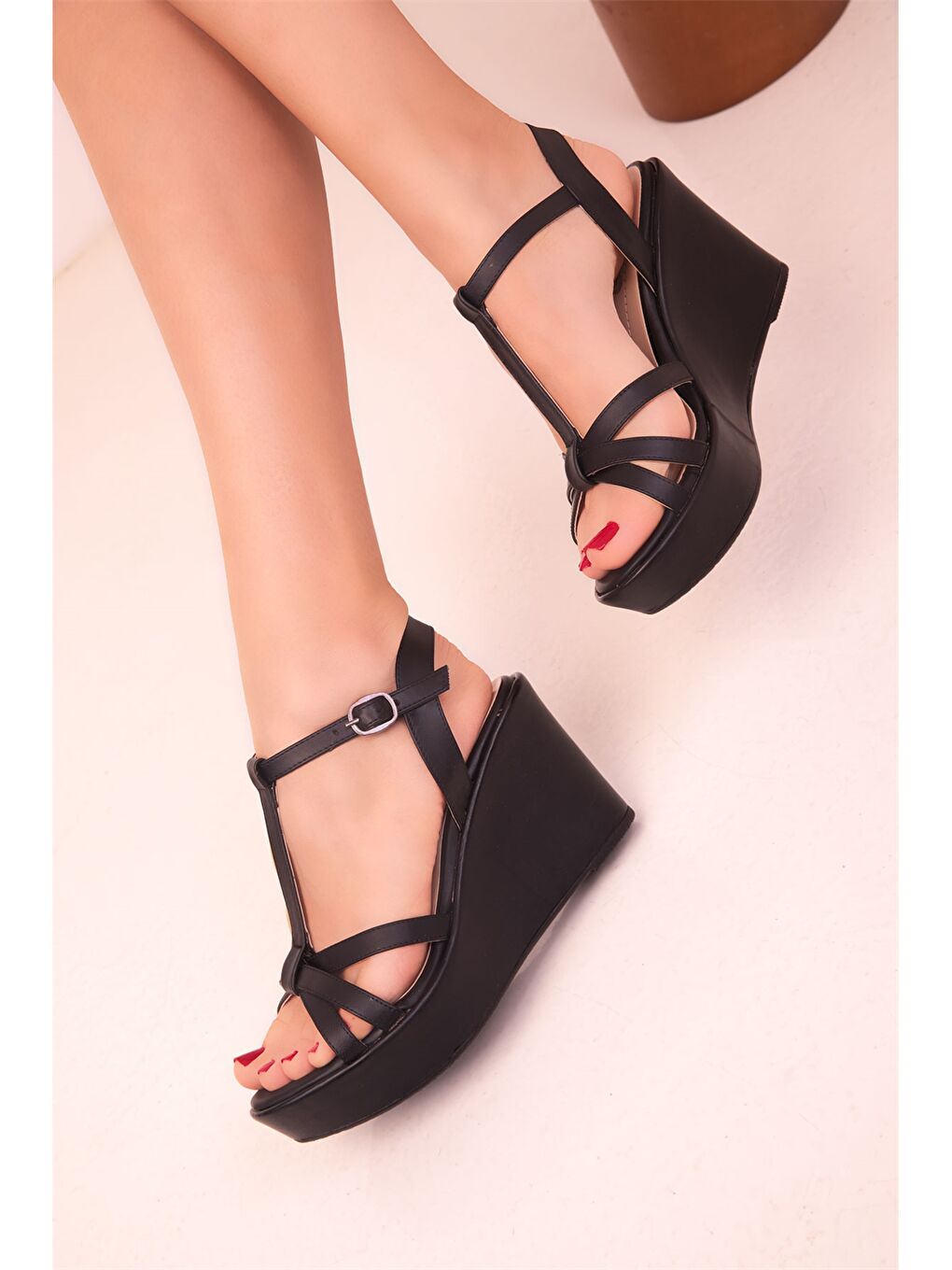 Siyah Deri Görünümlü Dolgu Topuklu Ayakkabı-3