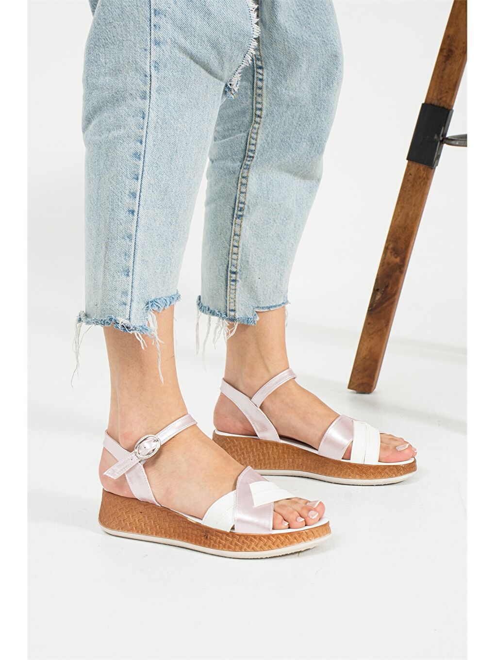 Beyaz Çapraz Bantlı Kadın Sandalet